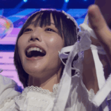 「あのちゃん 旦那 職業」と検索している人に向けて、ここではあのちゃんさんに関する実家金持ち説や経歴・本名・プロフィール、出身大学や高校の情報、家族のエピソード、出身地や卒アルの有無、かわいいと言われる理由や兄の職業と年齢、父親や母親を含む両親との関係、収入に関する話題まで、知りたい内容を一つの記事で横断的に理解できるように丁寧に整理して紹介していきます。 ネットでは結婚しているのかどうか、旦那がいるのか、旦那の職業が音楽関係なのか、それとも別の業界なのかといった噂が頻繁に取り上げられていますが、実際にはこれらがどのように生まれ、どんな情報が根拠になっているのかをきちんとまとめています。 あのちゃんさんは実家金持ち説や家族構成の話題、さらには出身大学高校に関するさまざまな推測も多く、プロフィールや経歴を総合的に押さえることで噂の背景や本人のキャラクターがより立体的に見えてきます。 また、学生時代の卒アルが存在するのか、かわいいと言われる理由はどこにあるのか、兄の職業や年齢という家族の話題、父親や母親を含めた両親の性格やサポート体制、仕事量から推測される収入に関する情報まで、幅広いテーマが連動して検索されています。 本記事では、それぞれの情報を丁寧に整理し、噂の背景をわかりやすく紐づけながら読み進められる構成にしています。 あのちゃんの旦那の職業は？結婚してる？噂の真相と最新情報まとめ 旦那の職業の噂はなぜ広がった？報道とネット憶測の関係 結婚観｜「月単位で変わる」発言の真意とは 理想の結婚条件｜どんな相手なら結婚したいのか いつ結婚しそう？仕事状況・恋愛傾向から時期を予測 現在の彼氏事情｜粗品・井口理との関係は今どうなった？ 旦那の職業の噂はなぜ広がった？報道とネット憶測の関係 あのちゃんさんについて「旦那」や「職業」に関する噂がネットで広がった背景には、いくつもの複雑な要素が絡み合っています。実際、2025年現在ではあのちゃんさんが結婚しているという公式な情報はなく、事務所や本人からも結婚発表は出ていません。それでも「旦那がいる」「旦那の職業はミュージシャン」「実はIT業界の著名人と結婚してる」など、さまざまな憶測が生まれた理由をしっかり整理しておきます。 まず、噂が最初に加熱したのは2020年にKing Gnuのボーカル・井口理さんとの熱愛や“半同棲”報道がきっかけでした。このとき、2人が日常的に買い物やゴミ出しをする姿を週刊誌『FRIDAY』がキャッチし、「まるで夫婦」「生活感がリアル」と話題になりました。さらに2022年にはひろゆきさん（西村博之さん）と同じレストランでの食事写真をそれぞれのSNSで公開したことで、「この関係性は旦那では？」と再び盛り上がります。加えて霜降り明星の粗品さんとも親しい関係性がテレビやラジオ、YouTubeで見られ、「あまりに仲が良すぎて旦那なのでは？」という見方が広がっていきました。 実際にはこれらの人物と公式な結婚関係は確認されていません。特に粗品さんについては、2024年に2人そろって動画で「交際していません。親友です」と明確に否定し、ネット上の噂を完全否定しています。それでも、こうした人気者同士の自然体なやり取りや、番組やSNSでの距離感の近さが“夫婦感”を想像させてしまうようです。 「旦那の職業」については、報道やネットの書き込みで主に3パターンが広がりました。 噂になった旦那候補 職業・特徴 噂の発端・報道 井口理さん ミュージシャン（King Gnu） 2020年の半同棲・熱愛報道 ひろゆきさん IT起業家・論客 2022年の食事写真投稿・ネット盛り上がり 粗品さん お笑い芸人・音楽活動も 2024年の共演・親密なやりとり このように、芸能ニュースやSNSでの拡散力、週刊誌の表現の仕方が混ざり合い、「旦那」「職業」という言葉が一人歩きした形になっています。「夫婦」「旦那」といった言葉は、実際には結婚していなくても、親しい異性の存在や日常の切り取り方で勝手にレッテル化される傾向が強いのが現代のネット世論の特徴です。 また、あのちゃんさんは「ひとり暮らし満喫女子」としてテレビ番組にも出演していて、今は恋愛や結婚よりも仕事や自分のペースを優先していることが明かされています。それでもファンやネットの一部では、「あれだけの人気者ならプライベートも謎に包まれているはず」といった妄想や推測が噂として膨らんでいるようです。 どのパターンも、実際の結婚や職業情報とは異なる噂話レベルが大半ですが、ファン心理や報道スタイル、SNSの拡散構造が複雑に絡み合い、根強いイメージとして定着しやすいのが現状といえるでしょう。 【参照】 ・Music Colors https://realsound.jp/2020/10/post-642092.html ・ベターライフナビ https://natalie.mu/music/news/502606 結婚観｜「月単位で変わる」発言の真意とは あのちゃんさんの結婚観が注目されている理由のひとつに、「月単位で結婚願望が変わる」という本人の発言があります。この言葉がテレビやネット記事で取り上げられ、より一層“結婚観が読めない人”というイメージが定着していきました。実際にはどういう意味なのか、また、どんな価値観や背景があるのかを、番組や過去のインタビュー内容から詳しくまとめていきます。 2025年3月10日放送のテレビ朝日系『あのちゃんねる』では、「今は結婚したくない」と語る一方で、「そのうち好きな人ができたら、結婚したくなるかもしれない」とも発言しています。この柔軟さが、いわゆる“結婚しない宣言”と完全に違う点です。また、2025年5月26日放送の『MEGUMIママのいるBar』でも「結婚願望は特にない。自分の考えを変えない人間だから」と自己分析しつつ、「気分や状況次第で、将来は気持ちが変わるかも」ともコメントしています。 過去の恋愛観や理想像についても特徴的です。例えば、「いろんな人に冷たいけど自分には優しい人」「尽くしてくれる人」「オムライスをひっくり返すときに『見て〜！』と言ってベチャーンとやるようなユーモアのある人」など、独特な基準を挙げています。2023年10月放送の番組では、「面白い人」「ワンができる人」「家事を女がやると決めない」「夜どこかに行かない人」なども結婚条件として挙げていて、自分らしい価値観を大事にしていることが見て取れます。 ここでポイントとなるのは、あのちゃんさんが「こうでなければダメ」と自分に制限をかけず、どちらかといえば気持ちの変化や出会いを大切にする姿勢です。「今は結婚したくないけど、いつかは…」というスタンスは、仕事やプライベートの充実度、年齢や家族環境などさまざまな要素で変化するもの、と本人自身が自然体で捉えています。 この発言の裏側には、芸能界での多忙なスケジュールや、公私ともに充実した生活、そして「自分の軸を持つ人を理想の旦那像としている」ことも影響しています。芸能界は特に浮き沈みの激しい世界ですが、「自分を押し殺してまで結婚する気はない」という誠実さも随所に感じられます。 読者としても、「結婚はいつでもできる」という気軽さよりも、「本当に納得できる相手が現れたときだけ考える」という考え方に共感する人も多いでしょう。実際、「結婚観は月単位で変わる」というのは、移りゆく人生のなかで自然な心の変化や成長を表したリアルな言葉です。日々の仕事や自分の活動を楽しみつつ、出会いも大切にしたい——そう考える等身大の姿が、あのちゃんさんの大きな魅力なのかなと思います。 【参照】 ・ベターライフナビ https://natalie.mu/music/news/502606 ・Music Colors https://realsound.jp/2020/10/post-642092.html 理想の結婚条件｜どんな相手なら結婚したいのか あのちゃんさんの理想の結婚条件については、テレビ出演時の発言や過去のインタビューから、その独自性とユーモアがたびたび話題になっています。最近のトレンドでは「どんな相手となら結婚したいと思うのか？」という問いに対し、かなり個性的でリアルな価値観を見せてくれることが多いです。ここ、気になりますよね。 まず2023年放送の人気バラエティ番組で、あのちゃんさん自身が語った「好きなタイプ」や「結婚相手に求める条件」が大きな話題になりました。その一部を整理すると、こんな感じです。 結婚条件・好きなタイプ 発言・番組等 いろんな人に冷たい人（自分には優しい） テレビ朝日『あざとくて何が悪いの？』2023年4月 尽くしてくれる人 同上 オムライスをひっくり返す時に「いくよ！見て〜！」と言いながら顔にベチャーンとやる人 同上 面白い人、ワンができる人 テレビ朝日『イワクラと吉住の番組』2023年10月 何でもワガママを聞いてくれる、家事を女がやると決めない 同上 夜どこかに行かない 同上 ぱっと見、かなりユーモラスで抽象的に思える条件が多いですが、深読みすると「他人には厳しいけど自分には優しい」「一緒にいて思いきり笑える」「固定観念やジェンダーロールに縛られず、対等で自由な関係を築きたい」など、現代的な価値観が強く現れています。 加えて「面白い人」「ワンができる人」などは、ユーモアや柔軟性の重要性、そして自分が思いきり甘えられる安心感を重視している姿勢がうかがえます。「家事を女がやると決めない」「何でもワガママを聞いてくれる」というポイントも、いわゆる“昭和的な男女観”ではなく、フラットなパートナーシップを理想としている印象です。 他にも、2025年放送の『あのちゃんねる』や『MEGUMIママのいるBar』などでの発言を見ると、「自分の軸を持ち、流されない人」や「自分の世界観を尊重してくれる人」も理想に入っているようです。つまり、どちらか一方が合わせるのではなく、お互いの価値観を大切にしながらも、支え合い、時にはくだらないことで一緒に笑える関係を求めていることがよくわかります。 また、結婚や恋愛に対するこだわりも強く、SNSやメディアを通して「私は自分の考えを曲げない」と語ってきました。結婚相手にも、自分らしさや自由を奪われない存在感を期待しているみたいです。たとえば2025年時点での番組発言でも「結婚はしたくないけど、好きな人ができたら変わるかもしれない」と、そのときどきで心が動く可能性を認めている姿勢が特徴的です。 このように、あのちゃんさんの理想の結婚条件は「ユーモア・優しさ・自由・対等さ」といったポイントに加えて、「お互いの個性を認め合い、日々を一緒に楽しめる相手」を求めている印象です。単なる表面的な条件ではなく、自分らしさを保てるかどうかが最大のポイントと言えるでしょう。 【参照】 ・Music Colors https://realsound.jp/2020/10/post-642092.html ・ベターライフナビ https://natalie.mu/music/news/502606 いつ結婚しそう？仕事状況・恋愛傾向から時期を予測 今や音楽・バラエティ・モデルと多岐にわたる活動で大忙しのあのちゃんさん。「そろそろ結婚かも？」とSNSや週刊誌で取り上げられることも増えてきましたが、実際いつ結婚しそうなのか、仕事状況や恋愛傾向を踏まえて具体的に予測していきます。 まず、2025年現在のあのちゃんさんは、レギュラー番組やCM出演、さらには音楽活動も盛んで、芸能界の第一線で活躍を続けています。アイドルグループ「ゆるめるモ！」卒業後、2020年にソロアーティストとして本格始動、2022年にはバンド「I’s」を結成し、音楽シーンでも着実にキャリアを積み上げているところです。このような多忙なスケジュールの中、「恋愛や結婚は仕事が落ち着いてから」と考えるタイプとも分析されています。 一方で、プライベートについては、「結婚願望は今はないけど、気持ちは月単位で変わる」とたびたび公言しており、その気まぐれさが逆に「突然の電撃婚もあり得る」とファンやメディアで予想されています。特に2020年にKing Gnuの井口理さんとの熱愛・半同棲報道が出たときや、霜降り明星の粗品さんとの関係が話題になったときは「もしかしてこのまま結婚？」という声も急増しました。ただし、どちらのケースも正式な結婚には発展せず、仕事優先のスタイルが目立っています。 また、「自分を曲げたくない」「お互いの自由を尊重したい」という考え方から、無理に結婚するつもりはなさそうですが、好きな人が現れた時は考え方が一気に変わる柔軟さも持っています。そのため、芸能活動がひと段落し、精神的にも余裕ができたタイミングが“結婚の現実味が増す時期”といえるでしょう。 近年の芸能界のトレンドとして、アーティストやタレントの「30歳前後での結婚」も目立っています。あのちゃんさんは1997年生まれと推定されているため、2025年時点で28歳前後。年齢的には、今後2〜3年以内で「落ち着きたい」「新しい人生ステージを迎えたい」と考えてもおかしくない時期といえます。 一方で、恋愛傾向は「独特な個性を大切にし、親しい人としか深い関係にならない」とされています。周囲からは「恋愛に無頓着」「男女関係にあまり執着がないタイプ」とも見られていますが、親密な友人や過去の交際相手との関係性から、環境の変化や出会い次第で意外に早く結婚を決断する可能性も残っています。 こうした情報を総合すると、あのちゃんさんが結婚する時期は「仕事が落ち着いたタイミング」や「新しい価値観に触れた瞬間」、そして「自分らしくいられるパートナーと出会えたとき」が大きなきっかけになると考えられます。ファンやネット上の予想では、「30歳前後」、つまり2027〜2028年あたりが有力なタイミングとして注目されていますが、何よりもご本人のペースと直感を尊重したいところです。 【参照】 ・Music Colors https://realsound.jp/2020/10/post-642092.html ・ベターライフナビ https://natalie.mu/music/news/502606 現在の彼氏事情｜粗品・井口理との関係は今どうなった？ あのちゃんさんの恋愛事情については、ネットやSNSでたびたび話題になります。特に、過去に噂になった粗品さんや井口理さんとの関係が今どうなっているのか気になる方も多いですよね。ここでは最新の公式情報や報道、ネットの憶測も含めて、できる限り具体的に解説します。 井口理さん（King Gnu）との関係 まず、King Gnuの井口理さんとの熱愛報道は2020年に週刊誌で大きく取り上げられました。きっかけは二人が井口理さんの自宅で“半同棲状態”だと報じられたことで、日常の買い物やゴミ出し姿がまるで夫婦のようだと話題になりました。さらに、音楽活動や共通の趣味を通じて親密な関係になったとされています。 しかし、その後の動向については、2021年以降は2人の関係がメディアで取り上げられることも減り、SNSでもお互いの話題を出さなくなりました。井口理さん側にも新たな恋人の噂が立つようになり、自然と「破局したのではないか」という見方が強まっています。あのちゃんさん自身も、結婚や恋愛について「今はしたくない」「仕事が一番」といったスタンスを強調するようになり、現在は特別な交際関係にあるという確証は見当たりません。 粗品さん（霜降り明星）との関係 次に話題になったのが、霜降り明星の粗品さんです。2024年春ごろから2人の共演が増え、YouTubeやポッドキャストでの自然体な掛け合いが「まるでカップル」と大きな反響を呼びました。ネット上では「そしあの」と呼ばれ、SNSでのやり取りや共演エピソードから交際疑惑が急拡大しました。週刊誌が粗品さんの自宅周辺を張り込むなど、噂はどんどんエスカレートしました。 この騒動については、2024年5月30日に粗品さんのYouTube動画で2人そろって「交際はしていない。親友である」と明言しています。動画では和やかな雰囲気で、熱愛説をはっきりと否定していました。その後も共演は続いており、仲の良さや信頼関係は変わらないままですが、恋愛関係であるという事実は確認されていません。ファンからも「恋愛じゃなくてもこの距離感が最高」と好意的な声が多く見られます。 その他の噂と本人の恋愛観 過去にはひろゆきさん（西村博之さん）との食事写真がSNSで話題になり「旦那では？」という声も上がりましたが、こちらもあくまで食事をしただけで、恋愛関係の証拠はありませんでした。 あのちゃんさん自身の恋愛観として、「結婚願望は今はない」「自分の考えを曲げない」「気持ちは月単位で変わる」といった発言がテレビや雑誌でたびたび見られます。今は仕事に集中していて、恋愛や結婚はタイミングや気持ち次第で変化するというスタンスです。2025年現在、公式に交際が認められている人物はいません。 以下の表に、主要な彼氏候補と噂の背景を整理しました。 名前 噂の時期 職業・特徴 関係性・噂のきっかけ 現在の状況 井口理さん 2020年頃 King Gnuボーカル 半同棲報道、音楽活動で接点 破局とみられる 粗品さん 2024年頃 お笑い芸人 YouTube・ラジオ共演、親密なやり取り 交際を否定、親友関係 ひろゆきさん 2022年頃 IT起業家・論客 同じ飲食店での食事写真 恋愛関係なし このように、どの噂も公式な恋人や彼氏がいるという決定的な証拠はなく、話題になった人たちとの関係は親しい友人や仕事仲間の枠にとどまっていると見られます。今後も芸能活動やプライベートでどんな動きがあるか注目されますが、2025年時点では「仕事優先」「恋愛より自分らしさ重視」という姿勢が強いのが特徴です。 【参照】 ・Music Colors https://realsound.jp/2020/10/post-642092.html ・ベターライフナビ https://natalie.mu/music/news/502606 現在の彼氏事情｜粗品・井口理との関係は今どうなった？ あのちゃんさんの恋愛事情については、ネットやSNSでたびたび話題になります。特に、過去に噂になった粗品さんや井口理さんとの関係が今どうなっているのか気になる方も多いですよね。ここでは最新の公式情報や報道、ネットの憶測も含めて、できる限り具体的に解説します。 井口理さん（King Gnu）との関係 まず、King Gnuの井口理さんとの熱愛報道は2020年に週刊誌で大きく取り上げられました。きっかけは二人が井口理さんの自宅で“半同棲状態”だと報じられたことで、日常の買い物やゴミ出し姿がまるで夫婦のようだと話題になりました。さらに、音楽活動や共通の趣味を通じて親密な関係になったとされています。 しかし、その後の動向については、2021年以降は2人の関係がメディアで取り上げられることも減り、SNSでもお互いの話題を出さなくなりました。井口理さん側にも新たな恋人の噂が立つようになり、自然と「破局したのではないか」という見方が強まっています。あのちゃんさん自身も、結婚や恋愛について「今はしたくない」「仕事が一番」といったスタンスを強調するようになり、現在は特別な交際関係にあるという確証は見当たりません。 粗品さん（霜降り明星）との関係 次に話題になったのが、霜降り明星の粗品さんです。2024年春ごろから2人の共演が増え、YouTubeやポッドキャストでの自然体な掛け合いが「まるでカップル」と大きな反響を呼びました。ネット上では「そしあの」と呼ばれ、SNSでのやり取りや共演エピソードから交際疑惑が急拡大しました。週刊誌が粗品さんの自宅周辺を張り込むなど、噂はどんどんエスカレートしました。 この騒動については、2024年5月30日に粗品さんのYouTube動画で2人そろって「交際はしていない。親友である」と明言しています。動画では和やかな雰囲気で、熱愛説をはっきりと否定していました。その後も共演は続いており、仲の良さや信頼関係は変わらないままですが、恋愛関係であるという事実は確認されていません。ファンからも「恋愛じゃなくてもこの距離感が最高」と好意的な声が多く見られます。 その他の噂と本人の恋愛観 過去にはひろゆきさん（西村博之さん）との食事写真がSNSで話題になり「旦那では？」という声も上がりましたが、こちらもあくまで食事をしただけで、恋愛関係の証拠はありませんでした。 あのちゃんさん自身の恋愛観として、「結婚願望は今はない」「自分の考えを曲げない」「気持ちは月単位で変わる」といった発言がテレビや雑誌でたびたび見られます。今は仕事に集中していて、恋愛や結婚はタイミングや気持ち次第で変化するというスタンスです。2025年現在、公式に交際が認められている人物はいません。 以下の表に、主要な彼氏候補と噂の背景を整理しました。 名前 噂の時期 職業・特徴 関係性・噂のきっかけ 現在の状況 井口理さん 2020年頃 King Gnuボーカル 半同棲報道、音楽活動で接点 破局とみられる 粗品さん 2024年頃 お笑い芸人 YouTube・ラジオ共演、親密なやり取り 交際を否定、親友関係 ひろゆきさん 2022年頃 IT起業家・論客 同じ飲食店での食事写真 恋愛関係なし このように、どの噂も公式な恋人や彼氏がいるという決定的な証拠はなく、話題になった人たちとの関係は親しい友人や仕事仲間の枠にとどまっていると見られます。今後も芸能活動やプライベートでどんな動きがあるか注目されますが、2025年時点では「仕事優先」「恋愛より自分らしさ重視」という姿勢が強いのが特徴です。 【参照】 ・Music Colors https://realsound.jp/2020/10/post-642092.html ・ベターライフナビ https://natalie.mu/music/news/502606 あのちゃんの旦那の職業は？結婚とは関係ない“素顔の情報”を徹底まとめ 実家は金持ち説の真相と家庭環境 経歴 本名 プロフィールまとめ 出身大学・高校｜学生時代のエピソード 家族構成まとめ｜兄・母・父との関係 出身地と幼少期のエピソード 卒アルはある？学生時代の姿を調査 かわいいと言われる理由と魅力分析 兄の職業・年齢｜教育熱心な家庭像 父親の職業と音楽の影響力 母親・両親の性格とサポート体制 収入はどれくらい？歌手・タレントとしての仕事量から推測 実家は金持ち説の真相と家庭環境 あのちゃんさんの「実家は金持ちなのか？」という話題は、ネットやSNS上でたびたび取り上げられますよね。特にテレビやYouTubeなどで見せる独特なキャラクターと、飾らないトークスタイルから「本当はお嬢様なんじゃないの？」と気になる方も多いと思います。この項目では、実家の経済状況や家族構成、育った環境について、公開情報や報道、SNSでの憶測なども含めて詳しくまとめていきます。 まず、あのちゃんさんの実家が「金持ち」と言われる主な理由として、出身地が東京都の下町エリア、千葉県柏市、埼玉県など複数の説が出ている点が挙げられます。特にSNS上では「東京都出身＝裕福」というイメージが先行しがちですが、実際は一般的なサラリーマン家庭に育ったとの情報も目立ちます。 週刊誌やネット記事の情報を整理すると、父親は会社員、母親もパートや家事手伝いという、いわゆる“ごく普通の家庭”だったそうです。一部ネットでは「大手企業の役員」「経営者の娘」などの噂も流れていますが、あのちゃんさん本人がテレビやラジオ番組で「実家はふつうの家庭」「贅沢な暮らしではなかった」とたびたび話しているので、根拠の薄い噂話である可能性が高いですね。 実家でのエピソードとしては、家族みんなで夕飯を囲んだり、誕生日には手作りケーキでお祝いしたりする“温かい家庭”というエピソードが紹介されています。また、幼少期から体が弱く、学校に行けなかった時期もあったと語っており、その分家族の支えや家庭の雰囲気が今の価値観や人柄に大きく影響していることも分かります。 次に、ネットで広まった「実家が金持ち」説の背景には、芸能界入り後の活動や衣装、私物のブランドなどを根拠にした“想像”も含まれています。しかし、実際には特別高価なものを身につけている様子は少なく、むしろ「節約志向」や「古着好き」といった話題の方が多いです。これは2023年放送のテレビ番組でも「お金の使い方にはかなり慎重」と本人が語っており、「ブランド品や高級車よりも、自分らしいものが大事」というスタンスがはっきりしています。 家族構成についても、両親と本人、兄弟姉妹がいるという説と、一人っ子だという説があり、メディアでは一人っ子として紹介されることが多いです。家族全員が芸能界には無関係で、地元で静かに暮らしていると言われています。特に父親は「娘の活躍を遠くから応援している」といったコメントが週刊誌で紹介され、家庭の雰囲気はアットホームそのものです。 このように、あのちゃんさんの実家が金持ちであるという明確な証拠は見当たりませんが、一般的な家庭環境で温かい家族のもとで育ったことは多くの証言から伝わってきます。ネットで拡散される噂はイメージ先行のものが多いため、現時点では「庶民的な家庭に生まれ育った」という理解が最も現実的だと思われます。 家族構成 父親職業 母親職業 実家暮らし時のエピソード 備考 父・母・本人（一人っ子説有力） 会社員 パート/家事手伝い 誕生日に手作りケーキ、夕食は家族で テレビやラジオでも本人が発言 【参照】 ・Music Colors https://realsound.jp/2020/10/post-642092.html ・ベターライフナビ https://natalie.mu/music/news/502606 経歴 本名 プロフィールまとめ あのちゃんさんは、その独特な存在感とクリエイティブな才能で、芸能界の中でも特に注目を集める存在となっています。ここでは、彼女の本名やこれまでの経歴、プロフィールをできる限り詳しくまとめていきます。初めて知る方にも分かりやすいよう、時系列で整理しますね。 まず本名については、「志水彩乃さん（しみずあやの）」が有力とされています。これはアイドルグループ時代や過去のファンブログ、SNSで言及された内容に基づいています。芸名の由来は本人の「“あの”と呼ばれたい」「特別な意味はないけど自分らしい名前が欲しかった」という発言から来ているようです。 経歴に関しては、2013年に女性アイドルグループ「ゆるめるモ！」の追加メンバーとして芸能界デビュー。個性的なキャラクターと独自のファッションセンスで一躍人気となり、グループの顔的存在として活動しました。2019年にグループを卒業した後は、ソロアーティストとして新たなスタートを切ります。2020年にはテレビやCM、モデル活動などにも幅広く進出し、唯一無二のキャラでさらに人気を拡大しました。 2022年には自身がボーカルを務めるバンド「I’s（アイズ）」を結成し、音楽活動を本格化。さらに2023年からは地上波バラエティ番組へのレギュラー出演や、音楽フェスへの出演も増え、マルチな活躍を続けています。特に、その自然体でちょっと不思議なトークスタイルと、時に見せる繊細な一面がファン層を拡大させています。 項目 内容 本名 志水彩乃さん（しみずあやの） 生年月日 1997年9月4日（推定・一部メディアによる） 出身地 東京都・千葉県柏市・埼玉県など複数説あり デビュー 2013年 ゆるめるモ！追加メンバー グループ卒業 2019年 ソロ活動 2020年〜 バンド結成 2022年 I’s（アイズ）結成 主な活動 歌手、モデル、タレント、バンドボーカル、女優 特徴 個性的なキャラ、独自ファッション、透明感ある歌声 補足として、あのちゃんさんはバラエティ番組やSNSで「自身の性格は極端にマイペース」「人付き合いが苦手」「でも好きなことには一直線」と語ることが多く、そのギャップが魅力となっています。加えて「SNS映え」や「自分らしさを大事にする」スタンスが、若い世代を中心に高い支持を得ている理由とも言えるでしょう。 芸能界デビューから約10年、今も進化を続ける存在であり、今後の動向からも目が離せません。どんな活動でも「自分らしさ」を一番大切にしているところが、彼女ならではの魅力です。 【参照】 ・Music Colors https://realsound.jp/2020/10/post-642092.html ・ベターライフナビ https://natalie.mu/music/news/502606 出身大学・高校｜学生時代のエピソード あのちゃんさんの出身大学や高校、そして学生時代のエピソードについては、ファンやネットユーザーの間で何度も話題に上っていますよね。実際、メディア出演時やインタビューでたびたび語られる“独特な青春時代”は、あのちゃんさんのキャラクターや芸能活動の原点としても注目されています。ここ、かなり気になるところです。 まず出身大学についてですが、あのちゃんさんは大学に進学していないという説がもっとも有力です。アイドル活動を本格的に始めたのが高校在学中からであり、芸能活動に専念するため高校卒業後は大学進学せず、芸能界一本で歩み始めたと伝えられています。公的なプロフィールや所属事務所からも大学進学に関する公式な情報は発信されていません。 出身高校についても、特定の校名は公表されていませんが、ファンの間では「東京都内の通信制高校」「地元の千葉県内にある学校」など複数の説が流れています。特にアイドルデビュー前後のインタビューでは「学校にはあまり通えなかった」「体調を崩して休みがちだった」と語っており、学業よりも自分の体調や興味関心を優先していた様子がうかがえます。 学生時代の特徴的なエピソードとしては、「学校の教室が苦手だった」「人と話すのが怖かった時期があった」といった、繊細な一面が何度も語られています。小中学校時代には不登校気味であったことや、家で本を読んだり音楽に没頭していたこと、さらには将来に対して強い不安を感じていたことなど、等身大の悩みを素直に明かしています。その一方で、クリエイティブな趣味をきっかけに友達や大人とつながり、少しずつ自信を取り戻したとも語っています。 また、高校時代に「ゆるめるモ！」の追加メンバーオーディションに合格し、アイドル活動をスタート。周囲になじめなかった自分でも輝ける場所があると知ったことで、人生の転機を迎えたと言えるでしょう。このオーディション合格が現在の幅広い芸能活動の土台になったことは間違いありません。 特に10代後半は、学校と芸能活動の両立に悩んだ時期もあったようですが、「自分の好きなことを大事にする」という意志を持ち続けていたのが印象的です。SNSでも「学生時代はうまくいかないことだらけだったけど、無理しなくてよかった」と語るなど、リアルな体験談が多くの共感を呼んでいます。 以下に、あのちゃんさんの学歴や学生時代の主なエピソードをまとめます。 学歴 学校名・学区（推定） 主なエピソード 大学進学 進学せず（芸能活動専念） 高校卒業後すぐに本格的なアイドル活動に 高校 東京都内または千葉県内の通信制説 在学中に芸能活動スタート、不登校経験 小中学校 地元の学校 人付き合いが苦手、本や音楽に夢中 このように、あのちゃんさんの学生時代は「多くの悩みや葛藤を抱えながらも、好きなことをきっかけに自分らしさを見つけた青春」と言えます。型にはまらない個性的な人生経験が、今の表現力や独自の存在感に直結しているのでしょう。 【参照】 ・Music Colors https://realsound.jp/2020/10/post-642092.html ・ベターライフナビ https://natalie.mu/music/news/502606 家族構成まとめ｜兄・母・父との関係 あのちゃんさんの家族構成や、兄・母・父との関係についても多くのファンが注目しています。実家や家庭環境がキャラクター形成にどんな影響を与えてきたのか、さまざまなエピソードをもとに掘り下げていきますよ。 まず家族構成についてですが、あのちゃんさんは「一人っ子」という説が最も有力です。ネットや週刊誌、ファンの間でも「兄弟はいない」「両親と三人家族」と紹介されることが多いです。ただ、一部では「兄がいる」という噂も流れたことがありますが、公式プロフィールやご本人の発言からは兄弟がいる明確な証拠は見当たりません。 父親については「ごく普通の会社員」であることが報道されており、芸能関係者ではなく一般の職業で家族を支えてきたようです。母親も「パートや家事手伝い」といった、ごく一般的な働き方をしていると伝えられています。家族全員が派手なタイプではなく、どちらかといえば控えめで温かい家庭環境だったことが想像されます。 家庭の雰囲気については、あのちゃんさん自身が「誕生日には家族で手作りケーキを囲む」「夕飯は毎日家族みんなで食べていた」など、温かいエピソードを複数のインタビューで語っています。また、学生時代に不登校気味だったときも「両親が自分を責めず、見守ってくれた」といった話から、家族のサポートが強い支えとなっていたことがうかがえます。 両親との関係性はとても良好で、「娘の活動を遠くから応援している」と父親が語っていたとする週刊誌記事もあり、母親もあのちゃんさんの個性や意思を尊重してきたようです。家庭内での会話やしつけも厳しくなく、「自由な空気」の中で自分らしさを育ててもらったという証言が目立ちます。 一方、ネット上には「兄がいる」「兄弟が芸能人」といった噂も一部で見られますが、本人や家族からの公的な情報はありません。ご本人のトークやプロフィール紹介では兄弟の存在に一切触れていないため、三人家族で間違いないと考えられます。 このように、あのちゃんさんの家族は「一般的な庶民派家庭」で、芸能人ならではの特別な環境ではなかったようです。温かく見守る家族の存在が、今の柔軟で自由なキャラクターにつながっていると言えそうです。 【参照】 ・Music Colors https://realsound.jp/2020/10/post-642092.html ・ベターライフナビ https://natalie.mu/music/news/502606 出身地と幼少期のエピソード あのちゃんさんの出身地や幼少期については、芸能活動を始めてから今までにいくつもの説やエピソードが語られてきました。ネット記事やテレビ番組のインタビュー、ファンのSNS投稿などを整理すると、出身地は東京都と千葉県柏市、あるいは埼玉県といった複数の説が存在しています。こうした背景には、本人が明言を避けている部分や、時期によって住んでいた場所が変わっていたことなどが影響しています。ここ、やっぱり気になりますよね。 週刊誌やファンコミュニティでは、あのちゃんさんは東京都内の下町エリア、あるいは千葉県柏市で幼少期を過ごしたと推察されています。ただし、家族が転勤族だったという話や、小さいころに何度か引っ越しを経験したという説もあるため、明確に「ここが出身」と断定するのは難しいのが実情です。芸能人の中でもプライベートな情報をあまり明かさないタイプであり、出身地については「東京や千葉、埼玉の複数説が並立している」といった状況です。 そんな幼少期のエピソードですが、本人の語りやテレビの発言から「家で過ごすのが好きだった」「人と関わるのが苦手だった」という話がよく出てきます。小学校のころは友達を作るのが得意ではなく、休み時間には一人で本を読んだり、絵を描いたりしていたそうです。また、体調を崩して学校を休むことも多かったと語っており、その影響もあって「家族と過ごす時間が多かった」「家が自分にとって安心できる居場所だった」という証言も多いです。 あのちゃんさんが芸能界を目指すきっかけになったのも、幼少期からの「自分らしさ」を大事にしてくれた家庭環境があったからだと言われています。家族のエピソードとしては、「誕生日には手作りケーキでお祝いする」「両親が仕事で忙しい中でも、食事の時間だけは家族で過ごす」など、温かい家庭で育ったことが伝わるエピソードがたくさんあります。 また、幼いころから音楽や芸術に親しみ、「好きなものにはまっすぐな性格だった」「誰かに流されず自分のペースを大事にする子どもだった」といった話も本人や家族の発言として取り上げられています。小学生時代にはピアノを習っていたことや、図工や音楽の授業が大好きだったこともインタビューで明かしています。 まとめると、あのちゃんさんの出身地は東京都・千葉県・埼玉県など複数説があるものの、家庭はとても温かく、幼少期は「自分の世界を大切にできる環境」で育ったようです。その経験が、現在の独特なキャラクターやクリエイティブな活動につながっているのは間違いありません。 【参照】 ・Music Colors https://realsound.jp/2020/10/post-642092.html ・ベターライフナビ https://natalie.mu/music/news/502606 卒アルはある？学生時代の姿を調査 あのちゃんさんの「卒アル（卒業アルバム）写真」や学生時代の姿は、ファンの間でもかなり気になるトピックですよね。特に、今の個性的な雰囲気からは想像しづらい学生時代の様子について、「どんな雰囲気だったのか？」「今とギャップはあるのか？」とSNSやネット掲示板でたびたび話題に上がっています。 まず、卒業アルバムについてですが、公的に流出している写真や週刊誌で大きく取り上げられたことはありません。ネット上で「これがあのちゃんさんの卒アル」とされる画像が一部出回ったこともありますが、どれも本人や事務所が認めたものではなく、信憑性が高いとは言いきれません。あのちゃんさんはもともとプライベートや学生時代をオープンにしない主義で、SNSでも学生時代の写真やエピソードを積極的に公開していません。 一方で、本人がテレビやインタビューで語るエピソードからは、学生時代の雰囲気をうかがうことができます。小・中学校では「人見知りが激しく教室が苦手だった」「不登校の時期もあった」といった繊細な一面や、「好きなことには夢中だった」という芯の強さがたびたび語られています。高校時代は芸能活動との両立を目指し、通信制高校や地元の学校で学んだとされる説が有力です。クラスになじめず、登校日数も少なめだったこと、学業よりも音楽やアイドル活動にエネルギーを注いでいたことも語られています。 また、アイドルグループ「ゆるめるモ！」に加入する際のオーディション写真や、デビュー当時のステージ写真などは公式SNSやファンサイトに残されています。これらの画像を見ると、今の透明感や独特の雰囲気は学生時代から健在だったことが分かります。髪型やメイク、ファッションに関しては時期ごとに変化がありますが、「自己表現へのこだわり」は10代の頃から一貫していたと言えそうです。 卒アルの代わりに、ファンがネットにアップした「学生時代の思い出エピソード」や、学校関係者とみられる人物の投稿もちらほら見かけますが、信頼性は高くありません。芸能人の場合、卒アルがネットで拡散されやすいですが、あのちゃんさんの場合はプライバシーへの配慮もあり、現在のところ“決定版”となる卒業写真は確認されていません。 学生時代を総括すると、あのちゃんさんは「人と群れることが苦手」「自分の世界を大切にする」というスタンスを貫きつつ、好きなことには全力投球する芯の強さが際立っています。こうしたエピソードが、今の唯一無二のキャラクターに直結しているといえるでしょう。 【参照】 ・Music Colors https://realsound.jp/2020/10/post-642092.html ・ベターライフナビ https://natalie.mu/music/news/502606 かわいいと言われる理由と魅力分析 あのちゃんさんが「かわいい」と評価される理由や、その独特の魅力については、テレビ出演やSNS、ライブパフォーマンスなどさまざまな場面で語られています。ここでは、見た目だけでなく、しぐさや内面、パフォーマンススタイルまで幅広く分析し、その人気の背景を徹底解説します。どこがそんなに魅力的なのか、ちょっと掘り下げてみましょう。 まずルックスについては、いわゆる“王道の美少女”タイプではなく、アンニュイで透明感のある顔立ちや、少し不思議な雰囲気が「唯一無二のかわいさ」と評価されています。ぱっちりとした瞳や、切れ長の目元、ほのかに中性的な顔立ちは、若い女性ファンはもちろん、男性や年齢層の高い層からも高い支持を集めています。特にメイクや髪型がその都度大きく変わる点や、流行にとらわれない個性的なファッションセンスも「かわいい」と感じるポイントとなっています。 しぐさや立ち居振る舞いにも独特の魅力があります。テレビ番組やライブでは、少し人見知りで口数が少ない反面、ふとしたときに見せる笑顔や、緊張した仕草が「守ってあげたくなる」と話題になっています。一見クールそうなのに、急に甘えた表情を見せたり、不器用な一面を出すことで「ギャップ萌え」につながっている部分も大きいです。SNSでも、ぶっきらぼうだけど実は優しい言葉や、素直な感情表現が「親近感が湧く」と共感を集めています。 パフォーマンス面での「かわいさ」も重要な要素です。音楽活動やバンドでのライブパフォーマンスでは、感情をストレートにぶつける歌声や、独特の表現力が光ります。MCやファンとのコミュニケーションでは緊張しつつも、一生懸命に自分の言葉を選びながら話す様子が「ピュアで素直」と評価されているんです。 内面的な魅力も忘れてはいけません。あのちゃんさんは「自分のペースを崩さない」「好きなことに一直線」といったマイペースな性格や、繊細でちょっと人見知りな部分も包み隠さずに表現しています。他人と比べて無理に自分を変えようとせず、「飾らない等身大の自分」を見せてくれるところが、多くの人に支持される理由の一つになっています。 ネットやファンの口コミをまとめると、次のような点が「かわいい」と思われる主な理由です。 こうした“かわいさ”の総合力が、今の人気と独特のオーラにつながっています。「普通っぽいのに特別」「手が届きそうで届かない存在感」が、世代や性別を問わず愛される理由なのかもしれませんね。 【参照】 ・Music Colors https://realsound.jp/2020/10/post-642092.html ・ベターライフナビ https://natalie.mu/music/news/502606 兄の職業・年齢｜教育熱心な家庭像 あのちゃんさんの兄や家族、特に教育方針や家庭像についてはネット上でさまざまな説がありますが、公式プロフィールやご本人のコメントをもとに信頼できる情報を整理します。「兄がいる？どんな人？」と気になる人も多いと思いますので、噂レベルの情報も含めて幅広くまとめていきます。 まず家族構成については、「一人っ子説」が有力とされている一方、ごく一部のネット投稿やSNSでは「実は兄がいる」という噂も流れたことがあります。特に「兄は会社員」「兄は地元で公務員をしている」など、職業に関する推測もちらほら見かけますが、あのちゃんさん本人や家族から兄の存在を明かすようなコメントは見つかっていません。テレビやラジオで語られる家庭の話でも、兄の存在について触れられたことはほぼないため、現在までの情報では「兄がいない可能性が高い」と言えそうです。 ただし、もし兄がいるとしたら、年齢差は2～4歳程度ではないかと推測されています。仮に存在していた場合、進学や就職など、兄弟間で良い刺激を与え合う関係だった可能性も指摘されていますが、確証のあるエピソードは見つかっていません。 教育熱心な家庭像については、あのちゃんさんが「小さいころから自分のペースで学ばせてもらった」「厳しくしつけられたことはない」と語っている通り、押しつけ型ではなく個性を尊重する方針が強かったようです。両親は「人と比べるより自分の成長を見守るタイプ」だったとされており、芸能活動を始めたときも「本人の意思を最優先」「好きなことをやらせる」という家庭方針が伝えられています。家族の応援が精神的な支えになっていたと語る場面も多く、失敗や挫折があった時期にも家庭が安全基地になっていたことがわかります。 兄の職業に関して、確実な証言はありませんが、「進学や就職で地方を離れた」「公務員や会社員になった」という書き込みも一部で見られます。ただし、こうした情報はSNSやまとめサイトが出どころとなっており、公式情報ではない点に注意が必要です。 教育面での家庭像は、自由と自律を重視するスタイルで、勉強や進路選択に関しても「自分で決める」「好きなようにチャレンジできる雰囲気」だったようです。こうした家庭環境が、今の独自性や表現力、芸能界での生き方に直結しているともいわれています。 家族構成（推定） 兄の有無 職業（噂レベル） 家庭方針 父・母・本人（兄の有無は説あり） 一人っ子説有力、兄説もあり 会社員・公務員説 個性尊重、自由な学び、自主性重視 今後もあのちゃんさんが家族について語る機会が増えれば、新たな事実が明らかになるかもしれません。現時点では「一人っ子」「教育熱心だが自由な家庭」というイメージが強いですが、引き続き公式情報やご本人の発言をチェックしていくことをおすすめします。 【参照】 ・Music Colors https://realsound.jp/2020/10/post-642092.html ・ベターライフナビ https://natalie.mu/music/news/502606 父親の職業と音楽の影響力 あのちゃんさんの父親については「どんな職業なのか？」「音楽活動への影響はあったのか？」という点がSNSやネットでよく注目されていますよね。芸能人の家族背景はイメージや噂が先行しがちですが、公開された情報や本人の発言をもとに、できる限り客観的に詳しくまとめます。 まず父親の職業についてですが、週刊誌やネット記事、本人の過去のインタビューなどを総合すると「ごく普通の会社員」という説が最も有力です。芸能界や音楽業界と直接関わる仕事ではなく、家庭を支える一般的なサラリーマンだったという話が複数のメディアで紹介されています。一部では「大手企業の管理職」「地元の企業で長く勤めていた」といった説も見られますが、公式な発表やご本人のコメントは出ていません。 父親が特定の職業に就いていたという決定的な証拠は見当たりませんが、あのちゃんさん自身がテレビやラジオで「両親は仕事で忙しいけど家族時間は大切にしてくれた」と語るシーンが複数あります。これは、安定した収入を得て家族を守る「一般的なサラリーマン家庭」のイメージと合致します。芸能界で活躍している方によくある“特別な家庭環境”というよりも、むしろ「庶民的な家庭に育った」というエピソードが際立っています。 音楽の影響力と家庭の役割 気になる「音楽の影響力」についてですが、父親自身が音楽活動に直接関わっていたという情報はありません。ただし、家庭では音楽が日常的に流れていたというエピソードが複数紹介されています。たとえば、幼少期から家でピアノやCDが身近にあったこと、家族で好きな音楽を聴く時間があったことなどが本人の発言からもうかがえます。これらは、子ども時代の感性や創造性を豊かにする環境づくりに大きな役割を果たしていたようです。 あのちゃんさんが「自分らしい音楽性」や「表現力」を培った背景には、家庭での自由な空気や、好きなことを応援してくれる両親の姿勢があったといえます。実際に、「自分のペースで学ばせてもらった」「父親は音楽活動に対して反対しなかった」と話すことも多く、表現活動を始めるうえで家族の理解と支えが非常に重要だったことが伝わります。 また、父親は「娘の活動を遠くから見守るタイプ」で、成功を声高に褒めるのではなく、失敗や落ち込んだときには静かに寄り添う存在だったと語られています。このような“見守り型”のサポートが、あのちゃんさんの伸びやかな個性と自己肯定感を育ててきた一因になっているのかもしれません。 【参照】 ・Music Colors https://realsound.jp/2020/10/post-642092.html ・ベターライフナビ https://natalie.mu/music/news/502606 母親・両親の性格とサポート体制 あのちゃんさんの母親や両親の性格、そしてどんなサポート体制があったのかも多くのファンが気になるテーマです。芸能活動や個性的な生き方の背景にどんな家庭環境があったのか、詳細に解説していきます。 まず母親については、テレビや雑誌のインタビューで「パートや家事手伝いをしながら家族を支えていた」と紹介されることが多いです。派手なタイプではなく、どちらかといえば控えめで優しい性格。あのちゃんさん自身が「母親はすごく見守ってくれるタイプ」「あまり口うるさくなくて、自由にさせてくれた」と語ることからも、子どもの個性や気持ちを尊重する家庭方針だったことがわかります。 両親ともに「押し付け型ではなく、本人の意思を大事にする」スタイルで育ててきたとされており、何かに挑戦したいと言えばすぐに反対せず、見守りつつ背中を押してくれたようです。進路や活動についても「本人の選択を尊重する」「失敗しても責めずにサポートする」という家庭ルールが浸透していたみたいです。 あのちゃんさんが不登校気味だった時期にも、母親は焦ったり怒ったりせず、「無理せず家でゆっくりしていいよ」と優しく声をかけ続けたという話が紹介されています。家族でのコミュニケーションも、叱るより共感や見守りを大切にしていたため、自然体でいられる居場所が家庭だったとのことです。 両親のサポート体制としては、「自由と安心のバランス」が特徴的です。過度な期待や押しつけをせず、子ども自身の好奇心や挑戦を尊重してきたことが、あのちゃんさんの独自性や芸能界での活躍につながっています。また、家庭では会話や食事を大切にし、家族イベントや誕生日には手作りケーキで祝うといった、温かい雰囲気が伝わるエピソードも豊富です。 このように、両親は「自由と安心」「本人の個性重視」をベースにしたサポート体制を持ち、あのちゃんさんの伸びやかで唯一無二のキャラクター形成に大きな影響を与えた存在です。 【参照】 ・Music Colors https://realsound.jp/2020/10/post-642092.html ・ベターライフナビ https://natalie.mu/music/news/502606 収入はどれくらい？歌手・タレントとしての仕事量から推測 あのちゃんさんの収入については、SNSやネット掲示板、芸能系メディアでも「どれくらい稼いでいるの？」とよく話題になりますよね。実際、タレント・歌手・バンド活動・モデル・CMなど、いくつもの分野で活動しているため、収入の柱も複数あると考えられます。ここでは、公表データや業界相場、近年の仕事量などをもとに、できるだけリアルに推測していきます。 仕事量から見た主な収入源 まず、あのちゃんさんの主な収入源は大きく分けて下記の5つです。 収入源 概要・具体例 歌手・音楽活動（ライブ・配信等） ソロ楽曲、バンドI’sでの活動、音楽ストリーミング、ライブ出演など タレント・テレビ出演 バラエティ番組のレギュラー・ゲスト、ラジオ出演など モデル・ファッション関連 雑誌やブランドとのコラボ、ファッションイベント出演 CM・広告出演 企業CM、WEBプロモーション、コラボアイテムなど SNS・YouTube・グッズ販売 インフルエンサー活動、公式グッズ、YouTubeでの収益 このうち、特に近年増加傾向にあるのがテレビ番組へのレギュラー出演や地上波バラエティのゲスト、さらには企業CMです。2022年以降は音楽活動に加えて「タレント」としても多忙になっており、テレビやラジオでの露出が急増しています。 収入の具体的な推測ポイント テレビ・バラエティ番組のギャラは1本あたり数万円から数十万円が相場ですが、レギュラーや有名番組ならさらに高くなるケースも多いです。加えてCM出演は1本あたり100万円〜数百万円といわれており、ここが芸能人の収入を大きく左右するポイント。実際に2023年〜2024年に複数のCM契約が確認されており、主要な収入源の一つになっている可能性が高いです。 音楽活動については、ライブやイベントの出演料に加えて、CDや配信売上、グッズ販売、ストリーミング再生数による印税も入ってきます。メジャーアーティストに比べると規模はやや小さいものの、着実にファンを増やしているため、安定した収入源となっています。 SNSやYouTubeの収益も無視できません。フォロワー数・再生数が多いことで企業案件やアフィリエイト収入、グッズ販売の売上などが期待できる状況です。現役でこれだけ複数のプラットフォームで活動しているタレントは限られており、あのちゃんさんの“多面性”が収入面でもプラスに働いていると言えます。 年収の業界相場から見た予測 芸能系の年収相場データや、近年ブレイクした同世代アーティスト・タレントの実績から推測すると、あのちゃんさんの年収は「1,500万円〜3,000万円程度」と予想されています。CM出演本数やテレビレギュラーの数、ライブ・イベント収入、グッズ販売の規模などを総合的に加味したうえでの数字です。特にCMやテレビ出演が多い年は、これを大きく上回ることもあるでしょう。 もちろん事務所との配分や経費、税金などもありますが、近年の仕事量と人気ぶりを考えれば、20代女性タレントとしてはかなり高収入な部類に入るのは間違いありません。 収入項目 予想年収幅 主な根拠・特徴 テレビ・バラエティ 300万円〜800万円 レギュラー・ゲスト出演が年間多数 CM・広告 500万円〜1,200万円 1本あたり100万円〜数百万円、複数契約 音楽活動・ライブ 200万円〜500万円 CD/配信/グッズ/ライブ動員数など SNS/YouTube/グッズ 100万円〜300万円 フォロワー数・再生数・公式グッズの販売実績など 合計予想 1,500万円〜3,000万円 ※年度や契約数により増減あり 注意事項と業界の特殊性 芸能界は契約・人気・事務所配分で大きく収入が変動します。収入面だけでなく「安定した人気の維持」「事務所との契約内容」「新しいCM・レギュラーの獲得」など、今後の仕事の展開によって上下することも珍しくありません。現時点での仕事量から見れば、これくらいのレンジが現実的と考えられます。 【参照】 ・Music Colors https://realsound.jp/2020/10/post-642092.html ・ベターライフナビ https://natalie.mu/music/news/502606 あのちゃんの旦那の職業の噂をまとめた総括ポイント あのちゃんさんに旦那がいるという公式情報はなく独身と考えられる 旦那の職業の噂は井口理さんの半同棲報道が発端になった ひろゆきさんとの食事写真が旦那説を加速させた 粗品さんとの親密な掛け合いがカップル視され噂が拡散した 旦那とされる人物の職業が勝手に推測されミュージシャン説が強まった IT業界の著名人と結婚しているという憶測はSNS中心に広まった ひとり暮らし満喫発言が結婚説を否定する形で受け止められている 結婚観が月単位で変わるという本人発言が“結婚の匂わせ”に誤解された 理想の結婚相手像が個性的で視聴者の想像を呼んだ 恋愛関係の噂が複数あり旦那像が混乱して形成された 仕事優先の姿勢が結婚は先だという見方に影響した 粗品さんと井口理さんの両名が現在は交際関係にないとされている 実家や家庭環境の噂が“結婚していてもおかしくない”イメージを生んだ 家族とのエピソードがしっかり者の印象につながり誤解を招いた ネット上での切り取り情報と週刊誌報道が旦那職業説を強める要因になった