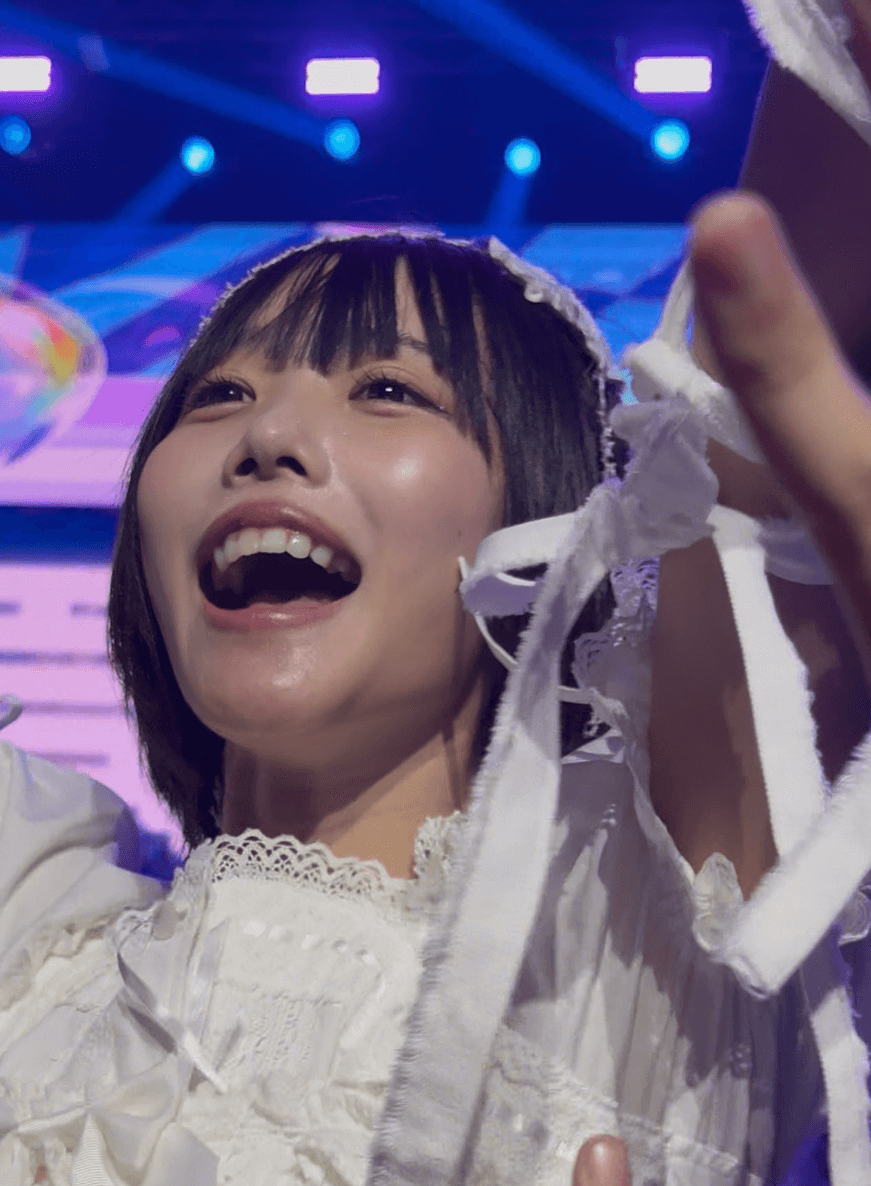 「あのちゃん 旦那 職業」と検索している人に向けて、ここではあのちゃんさんに関する実家金持ち説や経歴・本名・プロフィール、出身大学や高校の情報、家族のエピソード、出身地や卒アルの有無、かわいいと言われる理由や兄の職業と年齢、父親や母親を含む両親との関係、収入に関する話題まで、知りたい内容を一つの記事で横断的に理解できるように丁寧に整理して紹介していきます。 ネットでは結婚しているのかどうか、旦那がいるのか、旦那の職業が音楽関係なのか、それとも別の業界なのかといった噂が頻繁に取り上げられていますが、実際にはこれらがどのように生まれ、どんな情報が根拠になっているのかをきちんとまとめています。 あのちゃんさんは実家金持ち説や家族構成の話題、さらには出身大学高校に関するさまざまな推測も多く、プロフィールや経歴を総合的に押さえることで噂の背景や本人のキャラクターがより立体的に見えてきます。 また、学生時代の卒アルが存在するのか、かわいいと言われる理由はどこにあるのか、兄の職業や年齢という家族の話題、父親や母親を含めた両親の性格やサポート体制、仕事量から推測される収入に関する情報まで、幅広いテーマが連動して検索されています。 本記事では、それぞれの情報を丁寧に整理し、噂の背景をわかりやすく紐づけながら読み進められる構成にしています。 あのちゃんの旦那の職業は？結婚してる？噂の真相と最新情報まとめ 旦那の職業の噂はなぜ広がった？報道とネット憶測の関係 結婚観｜「月単位で変わる」発言の真意とは 理想の結婚条件｜どんな相手なら結婚したいのか いつ結婚しそう？仕事状況・恋愛傾向から時期を予測 現在の彼氏事情｜粗品・井口理との関係は今どうなった？ 旦那の職業の噂はなぜ広がった？報道とネット憶測の関係 あのちゃんさんについて「旦那」や「職業」に関する噂がネットで広がった背景には、いくつもの複雑な要素が絡み合っています。実際、2025年現在ではあのちゃんさんが結婚しているという公式な情報はなく、事務所や本人からも結婚発表は出ていません。それでも「旦那がいる」「旦那の職業はミュージシャン」「実はIT業界の著名人と結婚してる」など、さまざまな憶測が生まれた理由をしっかり整理しておきます。 まず、噂が最初に加熱したのは2020年にKing Gnuのボーカル・井口理さんとの熱愛や“半同棲”報道がきっかけでした。このとき、2人が日常的に買い物やゴミ出しをする姿を週刊誌『FRIDAY』がキャッチし、「まるで夫婦」「生活感がリアル」と話題になりました。さらに2022年にはひろゆきさん（西村博之さん）と同じレストランでの食事写真をそれぞれのSNSで公開したことで、「この関係性は旦那では？」と再び盛り上がります。加えて霜降り明星の粗品さんとも親しい関係性がテレビやラジオ、YouTubeで見られ、「あまりに仲が良すぎて旦那なのでは？」という見方が広がっていきました。 実際にはこれらの人物と公式な結婚関係は確認されていません。特に粗品さんについては、2024年に2人そろって動画で「交際していません。親友です」と明確に否定し、ネット上の噂を完全否定しています。それでも、こうした人気者同士の自然体なやり取りや、番組やSNSでの距離感の近さが“夫婦感”を想像させてしまうようです。 「旦那の職業」については、報道やネットの書き込みで主に3パターンが広がりました。 噂になった旦那候補 職業・特徴 噂の発端・報道 井口理さん ミュージシャン（King Gnu） 2020年の半同棲・熱愛報道 ひろゆきさん IT起業家・論客 2022年の食事写真投稿・ネット盛り上がり 粗品さん お笑い芸人・音楽活動も 2024年の共演・親密なやりとり このように、芸能ニュースやSNSでの拡散力、週刊誌の表現の仕方が混ざり合い、「旦那」「職業」という言葉が一人歩きした形になっています。「夫婦」「旦那」といった言葉は、実際には結婚していなくても、親しい異性の存在や日常の切り取り方で勝手にレッテル化される傾向が強いのが現代のネット世論の特徴です。 また、あのちゃんさんは「ひとり暮らし満喫女子」としてテレビ番組にも出演していて、今は恋愛や結婚よりも仕事や自分のペースを優先していることが明かされています。それでもファンやネットの一部では、「あれだけの人気者ならプライベートも謎に包まれているはず」といった妄想や推測が噂として膨らんでいるようです。 どのパターンも、実際の結婚や職業情報とは異なる噂話レベルが大半ですが、ファン心理や報道スタイル、SNSの拡散構造が複雑に絡み合い、根強いイメージとして定着しやすいのが現状といえるでしょう。 【参照】 ・Music Colors https://realsound.jp/2020/10/post-642092.html ・ベターライフナビ https://natalie.mu/music/news/502606 結婚観｜「月単位で変わる」発言の真意とは あのちゃんさんの結婚観が注目されている理由のひとつに、「月単位で結婚願望が変わる」という本人の発言があります。この言葉がテレビやネット記事で取り上げられ、より一層“結婚観が読めない人”というイメージが定着していきました。実際にはどういう意味なのか、また、どんな価値観や背景があるのかを、番組や過去のインタビュー内容から詳しくまとめていきます。 2025年3月10日放送のテレビ朝日系『あのちゃんねる』では、「今は結婚したくない」と語る一方で、「そのうち好きな人ができたら、結婚したくなるかもしれない」とも発言しています。この柔軟さが、いわゆる“結婚しない宣言”と完全に違う点です。また、2025年5月26日放送の『MEGUMIママのいるBar』でも「結婚願望は特にない。自分の考えを変えない人間だから」と自己分析しつつ、「気分や状況次第で、将来は気持ちが変わるかも」ともコメントしています。 過去の恋愛観や理想像についても特徴的です。例えば、「いろんな人に冷たいけど自分には優しい人」「尽くしてくれる人」「オムライスをひっくり返すときに『見て〜！』と言ってベチャーンとやるようなユーモアのある人」など、独特な基準を挙げています。2023年10月放送の番組では、「面白い人」「ワンができる人」「家事を女がやると決めない」「夜どこかに行かない人」なども結婚条件として挙げていて、自分らしい価値観を大事にしていることが見て取れます。 ここでポイントとなるのは、あのちゃんさんが「こうでなければダメ」と自分に制限をかけず、どちらかといえば気持ちの変化や出会いを大切にする姿勢です。「今は結婚したくないけど、いつかは…」というスタンスは、仕事やプライベートの充実度、年齢や家族環境などさまざまな要素で変化するもの、と本人自身が自然体で捉えています。 この発言の裏側には、芸能界での多忙なスケジュールや、公私ともに充実した生活、そして「自分の軸を持つ人を理想の旦那像としている」ことも影響しています。芸能界は特に浮き沈みの激しい世界ですが、「自分を押し殺してまで結婚する気はない」という誠実さも随所に感じられます。 読者としても、「結婚はいつでもできる」という気軽さよりも、「本当に納得できる相手が現れたときだけ考える」という考え方に共感する人も多いでしょう。実際、「結婚観は月単位で変わる」というのは、移りゆく人生のなかで自然な心の変化や成長を表したリアルな言葉です。日々の仕事や自分の活動を楽しみつつ、出会いも大切にしたい——そう考える等身大の姿が、あのちゃんさんの大きな魅力なのかなと思います。 【参照】 ・ベターライフナビ https://natalie.mu/music/news/502606 ・Music Colors https://realsound.jp/2020/10/post-642092.html 理想の結婚条件｜どんな相手なら結婚したいのか あのちゃんさんの理想の結婚条件については、テレビ出演時の発言や過去のインタビューから、その独自性とユーモアがたびたび話題になっています。最近のトレンドでは「どんな相手となら結婚したいと思うのか？」という問いに対し、かなり個性的でリアルな価値観を見せてくれることが多いです。ここ、気になりますよね。 まず2023年放送の人気バラエティ番組で、あのちゃんさん自身が語った「好きなタイプ」や「結婚相手に求める条件」が大きな話題になりました。その一部を整理すると、こんな感じです。 結婚条件・好きなタイプ 発言・番組等 いろんな人に冷たい人（自分には優しい） テレビ朝日『あざとくて何が悪いの？』2023年4月 尽くしてくれる人 同上 オムライスをひっくり返す時に「いくよ！見て〜！」と言いながら顔にベチャーンとやる人 同上 面白い人、ワンができる人 テレビ朝日『イワクラと吉住の番組』2023年10月 何でもワガママを聞いてくれる、家事を女がやると決めない 同上 夜どこかに行かない 同上 ぱっと見、かなりユーモラスで抽象的に思える条件が多いですが、深読みすると「他人には厳しいけど自分には優しい」「一緒にいて思いきり笑える」「固定観念やジェンダーロールに縛られず、対等で自由な関係を築きたい」など、現代的な価値観が強く現れています。 加えて「面白い人」「ワンができる人」などは、ユーモアや柔軟性の重要性、そして自分が思いきり甘えられる安心感を重視している姿勢がうかがえます。「家事を女がやると決めない」「何でもワガママを聞いてくれる」というポイントも、いわゆる“昭和的な男女観”ではなく、フラットなパートナーシップを理想としている印象です。 他にも、2025年放送の『あのちゃんねる』や『MEGUMIママのいるBar』などでの発言を見ると、「自分の軸を持ち、流されない人」や「自分の世界観を尊重してくれる人」も理想に入っているようです。つまり、どちらか一方が合わせるのではなく、お互いの価値観を大切にしながらも、支え合い、時にはくだらないことで一緒に笑える関係を求めていることがよくわかります。 また、結婚や恋愛に対するこだわりも強く、SNSやメディアを通して「私は自分の考えを曲げない」と語ってきました。結婚相手にも、自分らしさや自由を奪われない存在感を期待しているみたいです。たとえば2025年時点での番組発言でも「結婚はしたくないけど、好きな人ができたら変わるかもしれない」と、そのときどきで心が動く可能性を認めている姿勢が特徴的です。 このように、あのちゃんさんの理想の結婚条件は「ユーモア・優しさ・自由・対等さ」といったポイントに加えて、「お互いの個性を認め合い、日々を一緒に楽しめる相手」を求めている印象です。単なる表面的な条件ではなく、自分らしさを保てるかどうかが最大のポイントと言えるでしょう。 【参照】 ・Music Colors https://realsound.jp/2020/10/post-642092.html ・ベターライフナビ https://natalie.mu/music/news/502606 いつ結婚しそう？仕事状況・恋愛傾向から時期を予測 今や音楽・バラエティ・モデルと多岐にわたる活動で大忙しのあのちゃんさん。「そろそろ結婚かも？」とSNSや週刊誌で取り上げられることも増えてきましたが、実際いつ結婚しそうなのか、仕事状況や恋愛傾向を踏まえて具体的に予測していきます。 まず、2025年現在のあのちゃんさんは、レギュラー番組やCM出演、さらには音楽活動も盛んで、芸能界の第一線で活躍を続けています。アイドルグループ「ゆるめるモ！」卒業後、2020年にソロアーティストとして本格始動、2022年にはバンド「I’s」を結成し、音楽シーンでも着実にキャリアを積み上げているところです。このような多忙なスケジュールの中、「恋愛や結婚は仕事が落ち着いてから」と考えるタイプとも分析されています。 一方で、プライベートについては、「結婚願望は今はないけど、気持ちは月単位で変わる」とたびたび公言しており、その気まぐれさが逆に「突然の電撃婚もあり得る」とファンやメディアで予想されています。特に2020年にKing Gnuの井口理さんとの熱愛・半同棲報道が出たときや、霜降り明星の粗品さんとの関係が話題になったときは「もしかしてこのまま結婚？」という声も急増しました。ただし、どちらのケースも正式な結婚には発展せず、仕事優先のスタイルが目立っています。 また、「自分を曲げたくない」「お互いの自由を尊重したい」という考え方から、無理に結婚するつもりはなさそうですが、好きな人が現れた時は考え方が一気に変わる柔軟さも持っています。そのため、芸能活動がひと段落し、精神的にも余裕ができたタイミングが“結婚の現実味が増す時期”といえるでしょう。 近年の芸能界のトレンドとして、アーティストやタレントの「30歳前後での結婚」も目立っています。あのちゃんさんは1997年生まれと推定されているため、2025年時点で28歳前後。年齢的には、今後2〜3年以内で「落ち着きたい」「新しい人生ステージを迎えたい」と考えてもおかしくない時期といえます。 一方で、恋愛傾向は「独特な個性を大切にし、親しい人としか深い関係にならない」とされています。周囲からは「恋愛に無頓着」「男女関係にあまり執着がないタイプ」とも見られていますが、親密な友人や過去の交際相手との関係性から、環境の変化や出会い次第で意外に早く結婚を決断する可能性も残っています。 こうした情報を総合すると、あのちゃんさんが結婚する時期は「仕事が落ち着いたタイミング」や「新しい価値観に触れた瞬間」、そして「自分らしくいられるパートナーと出会えたとき」が大きなきっかけになると考えられます。ファンやネット上の予想では、「30歳前後」、つまり2027〜2028年あたりが有力なタイミングとして注目されていますが、何よりもご本人のペースと直感を尊重したいところです。 【参照】 ・Music Colors https://realsound.jp/2020/10/post-642092.html ・ベターライフナビ https://natalie.mu/music/news/502606 現在の彼氏事情｜粗品・井口理との関係は今どうなった？ あのちゃんさんの恋愛事情については、ネットやSNSでたびたび話題になります。特に、過去に噂になった粗品さんや井口理さんとの関係が今どうなっているのか気になる方も多いですよね。ここでは最新の公式情報や報道、ネットの憶測も含めて、できる限り具体的に解説します。 井口理さん（King Gnu）との関係 まず、King Gnuの井口理さんとの熱愛報道は2020年に週刊誌で大きく取り上げられました。きっかけは二人が井口理さんの自宅で“半同棲状態”だと報じられたことで、日常の買い物やゴミ出し姿がまるで夫婦のようだと話題になりました。さらに、音楽活動や共通の趣味を通じて親密な関係になったとされています。 しかし、その後の動向については、2021年以降は2人の関係がメディアで取り上げられることも減り、SNSでもお互いの話題を出さなくなりました。井口理さん側にも新たな恋人の噂が立つようになり、自然と「破局したのではないか」という見方が強まっています。あのちゃんさん自身も、結婚や恋愛について「今はしたくない」「仕事が一番」といったスタンスを強調するようになり、現在は特別な交際関係にあるという確証は見当たりません。 粗品さん（霜降り明星）との関係 次に話題になったのが、霜降り明星の粗品さんです。2024年春ごろから2人の共演が増え、YouTubeやポッドキャストでの自然体な掛け合いが「まるでカップル」と大きな反響を呼びました。ネット上では「そしあの」と呼ばれ、SNSでのやり取りや共演エピソードから交際疑惑が急拡大しました。週刊誌が粗品さんの自宅周辺を張り込むなど、噂はどんどんエスカレートしました。 この騒動については、2024年5月30日に粗品さんのYouTube動画で2人そろって「交際はしていない。親友である」と明言しています。動画では和やかな雰囲気で、熱愛説をはっきりと否定していました。その後も共演は続いており、仲の良さや信頼関係は変わらないままですが、恋愛関係であるという事実は確認されていません。ファンからも「恋愛じゃなくてもこの距離感が最高」と好意的な声が多く見られます。 その他の噂と本人の恋愛観 過去にはひろゆきさん（西村博之さん）との食事写真がSNSで話題になり「旦那では？」という声も上がりましたが、こちらもあくまで食事をしただけで、恋愛関係の証拠はありませんでした。 あのちゃんさん自身の恋愛観として、「結婚願望は今はない」「自分の考えを曲げない」「気持ちは月単位で変わる」といった発言がテレビや雑誌でたびたび見られます。今は仕事に集中していて、恋愛や結婚はタイミングや気持ち次第で変化するというスタンスです。2025年現在、公式に交際が認められている人物はいません。 以下の表に、主要な彼氏候補と噂の背景を整理しました。 名前 噂の時期 職業・特徴 関係性・噂のきっかけ 現在の状況 井口理さん 2020年頃 King Gnuボーカル 半同棲報道、音楽活動で接点 破局とみられる 粗品さん 2024年頃 お笑い芸人 YouTube・ラジオ共演、親密なやり取り 交際を否定、親友関係 ひろゆきさん 2022年頃 IT起業家・論客 同じ飲食店での食事写真 恋愛関係なし このように、どの噂も公式な恋人や彼氏がいるという決定的な証拠はなく、話題になった人たちとの関係は親しい友人や仕事仲間の枠にとどまっていると見られます。今後も芸能活動やプライベートでどんな動きがあるか注目されますが、2025年時点では「仕事優先」「恋愛より自分らしさ重視」という姿勢が強いのが特徴です。 【参照】 ・Music Colors https://realsound.jp/2020/10/post-642092.html ・ベターライフナビ https://natalie.mu/music/news/502606 現在の彼氏事情｜粗品・井口理との関係は今どうなった？ あのちゃんさんの恋愛事情については、ネットやSNSでたびたび話題になります。特に、過去に噂になった粗品さんや井口理さんとの関係が今どうなっているのか気になる方も多いですよね。ここでは最新の公式情報や報道、ネットの憶測も含めて、できる限り具体的に解説します。 井口理さん（King Gnu）との関係 まず、King Gnuの井口理さんとの熱愛報道は2020年に週刊誌で大きく取り上げられました。きっかけは二人が井口理さんの自宅で“半同棲状態”だと報じられたことで、日常の買い物やゴミ出し姿がまるで夫婦のようだと話題になりました。さらに、音楽活動や共通の趣味を通じて親密な関係になったとされています。 しかし、その後の動向については、2021年以降は2人の関係がメディアで取り上げられることも減り、SNSでもお互いの話題を出さなくなりました。井口理さん側にも新たな恋人の噂が立つようになり、自然と「破局したのではないか」という見方が強まっています。あのちゃんさん自身も、結婚や恋愛について「今はしたくない」「仕事が一番」といったスタンスを強調するようになり、現在は特別な交際関係にあるという確証は見当たりません。 粗品さん（霜降り明星）との関係 次に話題になったのが、霜降り明星の粗品さんです。2024年春ごろから2人の共演が増え、YouTubeやポッドキャストでの自然体な掛け合いが「まるでカップル」と大きな反響を呼びました。ネット上では「そしあの」と呼ばれ、SNSでのやり取りや共演エピソードから交際疑惑が急拡大しました。週刊誌が粗品さんの自宅周辺を張り込むなど、噂はどんどんエスカレートしました。 この騒動については、2024年5月30日に粗品さんのYouTube動画で2人そろって「交際はしていない。親友である」と明言しています。動画では和やかな雰囲気で、熱愛説をはっきりと否定していました。その後も共演は続いており、仲の良さや信頼関係は変わらないままですが、恋愛関係であるという事実は確認されていません。ファンからも「恋愛じゃなくてもこの距離感が最高」と好意的な声が多く見られます。 その他の噂と本人の恋愛観 過去にはひろゆきさん（西村博之さん）との食事写真がSNSで話題になり「旦那では？」という声も上がりましたが、こちらもあくまで食事をしただけで、恋愛関係の証拠はありませんでした。 あのちゃんさん自身の恋愛観として、「結婚願望は今はない」「自分の考えを曲げない」「気持ちは月単位で変わる」といった発言がテレビや雑誌でたびたび見られます。今は仕事に集中していて、恋愛や結婚はタイミングや気持ち次第で変化するというスタンスです。2025年現在、公式に交際が認められている人物はいません。 以下の表に、主要な彼氏候補と噂の背景を整理しました。 名前 噂の時期 職業・特徴 関係性・噂のきっかけ 現在の状況 井口理さん 2020年頃 King Gnuボーカル 半同棲報道、音楽活動で接点 破局とみられる 粗品さん 2024年頃 お笑い芸人 YouTube・ラジオ共演、親密なやり取り 交際を否定、親友関係 ひろゆきさん 2022年頃 IT起業家・論客 同じ飲食店での食事写真 恋愛関係なし このように、どの噂も公式な恋人や彼氏がいるという決定的な証拠はなく、話題になった人たちとの関係は親しい友人や仕事仲間の枠にとどまっていると見られます。今後も芸能活動やプライベートでどんな動きがあるか注目されますが、2025年時点では「仕事優先」「恋愛より自分らしさ重視」という姿勢が強いのが特徴です。 【参照】 ・Music Colors https://realsound.jp/2020/10/post-642092.html ・ベターライフナビ https://natalie.mu/music/news/502606 あのちゃんの旦那の職業は？結婚とは関係ない“素顔の情報”を徹底まとめ 実家は金持ち説の真相と家庭環境 経歴 本名 プロフィールまとめ 出身大学・高校｜学生時代のエピソード 家族構成まとめ｜兄・母・父との関係 出身地と幼少期のエピソード 卒アルはある？学生時代の姿を調査 かわいいと言われる理由と魅力分析 兄の職業・年齢｜教育熱心な家庭像 父親の職業と音楽の影響力 母親・両親の性格とサポート体制 収入はどれくらい？歌手・タレントとしての仕事量から推測 実家は金持ち説の真相と家庭環境 あのちゃんさんの「実家は金持ちなのか？」という話題は、ネットやSNS上でたびたび取り上げられますよね。特にテレビやYouTubeなどで見せる独特なキャラクターと、飾らないトークスタイルから「本当はお嬢様なんじゃないの？」と気になる方も多いと思います。この項目では、実家の経済状況や家族構成、育った環境について、公開情報や報道、SNSでの憶測なども含めて詳しくまとめていきます。 まず、あのちゃんさんの実家が「金持ち」と言われる主な理由として、出身地が東京都の下町エリア、千葉県柏市、埼玉県など複数の説が出ている点が挙げられます。特にSNS上では「東京都出身＝裕福」というイメージが先行しがちですが、実際は一般的なサラリーマン家庭に育ったとの情報も目立ちます。 週刊誌やネット記事の情報を整理すると、父親は会社員、母親もパートや家事手伝いという、いわゆる“ごく普通の家庭”だったそうです。一部ネットでは「大手企業の役員」「経営者の娘」などの噂も流れていますが、あのちゃんさん本人がテレビやラジオ番組で「実家はふつうの家庭」「贅沢な暮らしではなかった」とたびたび話しているので、根拠の薄い噂話である可能性が高いですね。 実家でのエピソードとしては、家族みんなで夕飯を囲んだり、誕生日には手作りケーキでお祝いしたりする“温かい家庭”というエピソードが紹介されています。また、幼少期から体が弱く、学校に行けなかった時期もあったと語っており、その分家族の支えや家庭の雰囲気が今の価値観や人柄に大きく影響していることも分かります。 次に、ネットで広まった「実家が金持ち」説の背景には、芸能界入り後の活動や衣装、私物のブランドなどを根拠にした“想像”も含まれています。しかし、実際には特別高価なものを身につけている様子は少なく、むしろ「節約志向」や「古着好き」といった話題の方が多いです。これは2023年放送のテレビ番組でも「お金の使い方にはかなり慎重」と本人が語っており、「ブランド品や高級車よりも、自分らしいものが大事」というスタンスがはっきりしています。 家族構成についても、両親と本人、兄弟姉妹がいるという説と、一人っ子だという説があり、メディアでは一人っ子として紹介されることが多いです。家族全員が芸能界には無関係で、地元で静かに暮らしていると言われています。特に父親は「娘の活躍を遠くから応援している」といったコメントが週刊誌で紹介され、家庭の雰囲気はアットホームそのものです。 このように、あのちゃんさんの実家が金持ちであるという明確な証拠は見当たりませんが、一般的な家庭環境で温かい家族のもとで育ったことは多くの証言から伝わってきます。ネットで拡散される噂はイメージ先行のものが多いため、現時点では「庶民的な家庭に生まれ育った」という理解が最も現実的だと思われます。 家族構成 父親職業 母親職業 実家暮らし時のエピソード 備考 父・母・本人（一人っ子説有力） 会社員 パート/家事手伝い 誕生日に手作りケーキ、夕食は家族で テレビやラジオでも本人が発言 【参照】 ・Music Colors https://realsound.jp/2020/10/post-642092.html ・ベターライフナビ https://natalie.mu/music/news/502606 経歴 本名 プロフィールまとめ あのちゃんさんは、その独特な存在感とクリエイティブな才能で、芸能界の中でも特に注目を集める存在となっています。ここでは、彼女の本名やこれまでの経歴、プロフィールをできる限り詳しくまとめていきます。初めて知る方にも分かりやすいよう、時系列で整理しますね。 まず本名については、「志水彩乃さん（しみずあやの）」が有力とされています。これはアイドルグループ時代や過去のファンブログ、SNSで言及された内容に基づいています。芸名の由来は本人の「“あの”と呼ばれたい」「特別な意味はないけど自分らしい名前が欲しかった」という発言から来ているようです。 経歴に関しては、2013年に女性アイドルグループ「ゆるめるモ！」の追加メンバーとして芸能界デビュー。個性的なキャラクターと独自のファッションセンスで一躍人気となり、グループの顔的存在として活動しました。2019年にグループを卒業した後は、ソロアーティストとして新たなスタートを切ります。2020年にはテレビやCM、モデル活動などにも幅広く進出し、唯一無二のキャラでさらに人気を拡大しました。 2022年には自身がボーカルを務めるバンド「I’s（アイズ）」を結成し、音楽活動を本格化。さらに2023年からは地上波バラエティ番組へのレギュラー出演や、音楽フェスへの出演も増え、マルチな活躍を続けています。特に、その自然体でちょっと不思議なトークスタイルと、時に見せる繊細な一面がファン層を拡大させています。 項目 内容 本名 志水彩乃さん（しみずあやの） 生年月日 1997年9月4日（推定・一部メディアによる） 出身地 東京都・千葉県柏市・埼玉県など複数説あり デビュー 2013年 ゆるめるモ！追加メンバー グループ卒業 2019年 ソロ活動 2020年〜 バンド結成 2022年 I’s（アイズ）結成 主な活動 歌手、モデル、タレント、バンドボーカル、女優 特徴 個性的なキャラ、独自ファッション、透明感ある歌声 補足として、あのちゃんさんはバラエティ番組やSNSで「自身の性格は極端にマイペース」「人付き合いが苦手」「でも好きなことには一直線」と語ることが多く、そのギャップが魅力となっています。加えて「SNS映え」や「自分らしさを大事にする」スタンスが、若い世代を中心に高い支持を得ている理由とも言えるでしょう。 芸能界デビューから約10年、今も進化を続ける存在であり、今後の動向からも目が離せません。どんな活動でも「自分らしさ」を一番大切にしているところが、彼女ならではの魅力です。 【参照】 ・Music Colors https://realsound.jp/2020/10/post-642092.html ・ベターライフナビ https://natalie.mu/music/news/502606 出身大学・高校｜学生時代のエピソード あのちゃんさんの出身大学や高校、そして学生時代のエピソードについては、ファンやネットユーザーの間で何度も話題に上っていますよね。実際、メディア出演時やインタビューでたびたび語られる“独特な青春時代”は、あのちゃんさんのキャラクターや芸能活動の原点としても注目されています。ここ、かなり気になるところです。 まず出身大学についてですが、あのちゃんさんは大学に進学していないという説がもっとも有力です。アイドル活動を本格的に始めたのが高校在学中からであり、芸能活動に専念するため高校卒業後は大学進学せず、芸能界一本で歩み始めたと伝えられています。公的なプロフィールや所属事務所からも大学進学に関する公式な情報は発信されていません。 出身高校についても、特定の校名は公表されていませんが、ファンの間では「東京都内の通信制高校」「地元の千葉県内にある学校」など複数の説が流れています。特にアイドルデビュー前後のインタビューでは「学校にはあまり通えなかった」「体調を崩して休みがちだった」と語っており、学業よりも自分の体調や興味関心を優先していた様子がうかがえます。 学生時代の特徴的なエピソードとしては、「学校の教室が苦手だった」「人と話すのが怖かった時期があった」といった、繊細な一面が何度も語られています。小中学校時代には不登校気味であったことや、家で本を読んだり音楽に没頭していたこと、さらには将来に対して強い不安を感じていたことなど、等身大の悩みを素直に明かしています。その一方で、クリエイティブな趣味をきっかけに友達や大人とつながり、少しずつ自信を取り戻したとも語っています。 また、高校時代に「ゆるめるモ！」の追加メンバーオーディションに合格し、アイドル活動をスタート。周囲になじめなかった自分でも輝ける場所があると知ったことで、人生の転機を迎えたと言えるでしょう。このオーディション合格が現在の幅広い芸能活動の土台になったことは間違いありません。 特に10代後半は、学校と芸能活動の両立に悩んだ時期もあったようですが、「自分の好きなことを大事にする」という意志を持ち続けていたのが印象的です。SNSでも「学生時代はうまくいかないことだらけだったけど、無理しなくてよかった」と語るなど、リアルな体験談が多くの共感を呼んでいます。 以下に、あのちゃんさんの学歴や学生時代の主なエピソードをまとめます。 学歴 学校名・学区（推定） 主なエピソード 大学進学 進学せず（芸能活動専念） 高校卒業後すぐに本格的なアイドル活動に 高校 東京都内または千葉県内の通信制説 在学中に芸能活動スタート、不登校経験 小中学校 地元の学校 人付き合いが苦手、本や音楽に夢中 このように、あのちゃんさんの学生時代は「多くの悩みや葛藤を抱えながらも、好きなことをきっかけに自分らしさを見つけた青春」と言えます。型にはまらない個性的な人生経験が、今の表現力や独自の存在感に直結しているのでしょう。 【参照】 ・Music Colors https://realsound.jp/2020/10/post-642092.html ・ベターライフナビ https://natalie.mu/music/news/502606 家族構成まとめ｜兄・母・父との関係 あのちゃんさんの家族構成や、兄・母・父との関係についても多くのファンが注目しています。実家や家庭環境がキャラクター形成にどんな影響を与えてきたのか、さまざまなエピソードをもとに掘り下げていきますよ。 まず家族構成についてですが、あのちゃんさんは「一人っ子」という説が最も有力です。ネットや週刊誌、ファンの間でも「兄弟はいない」「両親と三人家族」と紹介されることが多いです。ただ、一部では「兄がいる」という噂も流れたことがありますが、公式プロフィールやご本人の発言からは兄弟がいる明確な証拠は見当たりません。 父親については「ごく普通の会社員」であることが報道されており、芸能関係者ではなく一般の職業で家族を支えてきたようです。母親も「パートや家事手伝い」といった、ごく一般的な働き方をしていると伝えられています。家族全員が派手なタイプではなく、どちらかといえば控えめで温かい家庭環境だったことが想像されます。 家庭の雰囲気については、あのちゃんさん自身が「誕生日には家族で手作りケーキを囲む」「夕飯は毎日家族みんなで食べていた」など、温かいエピソードを複数のインタビューで語っています。また、学生時代に不登校気味だったときも「両親が自分を責めず、見守ってくれた」といった話から、家族のサポートが強い支えとなっていたことがうかがえます。 両親との関係性はとても良好で、「娘の活動を遠くから応援している」と父親が語っていたとする週刊誌記事もあり、母親もあのちゃんさんの個性や意思を尊重してきたようです。家庭内での会話やしつけも厳しくなく、「自由な空気」の中で自分らしさを育ててもらったという証言が目立ちます。 一方、ネット上には「兄がいる」「兄弟が芸能人」といった噂も一部で見られますが、本人や家族からの公的な情報はありません。ご本人のトークやプロフィール紹介では兄弟の存在に一切触れていないため、三人家族で間違いないと考えられます。 このように、あのちゃんさんの家族は「一般的な庶民派家庭」で、芸能人ならではの特別な環境ではなかったようです。温かく見守る家族の存在が、今の柔軟で自由なキャラクターにつながっていると言えそうです。 【参照】 ・Music Colors https://realsound.jp/2020/10/post-642092.html ・ベターライフナビ https://natalie.mu/music/news/502606 出身地と幼少期のエピソード あのちゃんさんの出身地や幼少期については、芸能活動を始めてから今までにいくつもの説やエピソードが語られてきました。ネット記事やテレビ番組のインタビュー、ファンのSNS投稿などを整理すると、出身地は東京都と千葉県柏市、あるいは埼玉県といった複数の説が存在しています。こうした背景には、本人が明言を避けている部分や、時期によって住んでいた場所が変わっていたことなどが影響しています。ここ、やっぱり気になりますよね。 週刊誌やファンコミュニティでは、あのちゃんさんは東京都内の下町エリア、あるいは千葉県柏市で幼少期を過ごしたと推察されています。ただし、家族が転勤族だったという話や、小さいころに何度か引っ越しを経験したという説もあるため、明確に「ここが出身」と断定するのは難しいのが実情です。芸能人の中でもプライベートな情報をあまり明かさないタイプであり、出身地については「東京や千葉、埼玉の複数説が並立している」といった状況です。 そんな幼少期のエピソードですが、本人の語りやテレビの発言から「家で過ごすのが好きだった」「人と関わるのが苦手だった」という話がよく出てきます。小学校のころは友達を作るのが得意ではなく、休み時間には一人で本を読んだり、絵を描いたりしていたそうです。また、体調を崩して学校を休むことも多かったと語っており、その影響もあって「家族と過ごす時間が多かった」「家が自分にとって安心できる居場所だった」という証言も多いです。 あのちゃんさんが芸能界を目指すきっかけになったのも、幼少期からの「自分らしさ」を大事にしてくれた家庭環境があったからだと言われています。家族のエピソードとしては、「誕生日には手作りケーキでお祝いする」「両親が仕事で忙しい中でも、食事の時間だけは家族で過ごす」など、温かい家庭で育ったことが伝わるエピソードがたくさんあります。 また、幼いころから音楽や芸術に親しみ、「好きなものにはまっすぐな性格だった」「誰かに流されず自分のペースを大事にする子どもだった」といった話も本人や家族の発言として取り上げられています。小学生時代にはピアノを習っていたことや、図工や音楽の授業が大好きだったこともインタビューで明かしています。 まとめると、あのちゃんさんの出身地は東京都・千葉県・埼玉県など複数説があるものの、家庭はとても温かく、幼少期は「自分の世界を大切にできる環境」で育ったようです。その経験が、現在の独特なキャラクターやクリエイティブな活動につながっているのは間違いありません。 【参照】 ・Music Colors https://realsound.jp/2020/10/post-642092.html ・ベターライフナビ https://natalie.mu/music/news/502606 卒アルはある？学生時代の姿を調査 あのちゃんさんの「卒アル（卒業アルバム）写真」や学生時代の姿は、ファンの間でもかなり気になるトピックですよね。特に、今の個性的な雰囲気からは想像しづらい学生時代の様子について、「どんな雰囲気だったのか？」「今とギャップはあるのか？」とSNSやネット掲示板でたびたび話題に上がっています。 まず、卒業アルバムについてですが、公的に流出している写真や週刊誌で大きく取り上げられたことはありません。ネット上で「これがあのちゃんさんの卒アル」とされる画像が一部出回ったこともありますが、どれも本人や事務所が認めたものではなく、信憑性が高いとは言いきれません。あのちゃんさんはもともとプライベートや学生時代をオープンにしない主義で、SNSでも学生時代の写真やエピソードを積極的に公開していません。 一方で、本人がテレビやインタビューで語るエピソードからは、学生時代の雰囲気をうかがうことができます。小・中学校では「人見知りが激しく教室が苦手だった」「不登校の時期もあった」といった繊細な一面や、「好きなことには夢中だった」という芯の強さがたびたび語られています。高校時代は芸能活動との両立を目指し、通信制高校や地元の学校で学んだとされる説が有力です。クラスになじめず、登校日数も少なめだったこと、学業よりも音楽やアイドル活動にエネルギーを注いでいたことも語られています。 また、アイドルグループ「ゆるめるモ！」に加入する際のオーディション写真や、デビュー当時のステージ写真などは公式SNSやファンサイトに残されています。これらの画像を見ると、今の透明感や独特の雰囲気は学生時代から健在だったことが分かります。髪型やメイク、ファッションに関しては時期ごとに変化がありますが、「自己表現へのこだわり」は10代の頃から一貫していたと言えそうです。 卒アルの代わりに、ファンがネットにアップした「学生時代の思い出エピソード」や、学校関係者とみられる人物の投稿もちらほら見かけますが、信頼性は高くありません。芸能人の場合、卒アルがネットで拡散されやすいですが、あのちゃんさんの場合はプライバシーへの配慮もあり、現在のところ“決定版”となる卒業写真は確認されていません。 学生時代を総括すると、あのちゃんさんは「人と群れることが苦手」「自分の世界を大切にする」というスタンスを貫きつつ、好きなことには全力投球する芯の強さが際立っています。こうしたエピソードが、今の唯一無二のキャラクターに直結しているといえるでしょう。 【参照】 ・Music Colors https://realsound.jp/2020/10/post-642092.html ・ベターライフナビ https://natalie.mu/music/news/502606 かわいいと言われる理由と魅力分析 あのちゃんさんが「かわいい」と評価される理由や、その独特の魅力については、テレビ出演やSNS、ライブパフォーマンスなどさまざまな場面で語られています。ここでは、見た目だけでなく、しぐさや内面、パフォーマンススタイルまで幅広く分析し、その人気の背景を徹底解説します。どこがそんなに魅力的なのか、ちょっと掘り下げてみましょう。 まずルックスについては、いわゆる“王道の美少女”タイプではなく、アンニュイで透明感のある顔立ちや、少し不思議な雰囲気が「唯一無二のかわいさ」と評価されています。ぱっちりとした瞳や、切れ長の目元、ほのかに中性的な顔立ちは、若い女性ファンはもちろん、男性や年齢層の高い層からも高い支持を集めています。特にメイクや髪型がその都度大きく変わる点や、流行にとらわれない個性的なファッションセンスも「かわいい」と感じるポイントとなっています。 しぐさや立ち居振る舞いにも独特の魅力があります。テレビ番組やライブでは、少し人見知りで口数が少ない反面、ふとしたときに見せる笑顔や、緊張した仕草が「守ってあげたくなる」と話題になっています。一見クールそうなのに、急に甘えた表情を見せたり、不器用な一面を出すことで「ギャップ萌え」につながっている部分も大きいです。SNSでも、ぶっきらぼうだけど実は優しい言葉や、素直な感情表現が「親近感が湧く」と共感を集めています。 パフォーマンス面での「かわいさ」も重要な要素です。音楽活動やバンドでのライブパフォーマンスでは、感情をストレートにぶつける歌声や、独特の表現力が光ります。MCやファンとのコミュニケーションでは緊張しつつも、一生懸命に自分の言葉を選びながら話す様子が「ピュアで素直」と評価されているんです。 内面的な魅力も忘れてはいけません。あのちゃんさんは「自分のペースを崩さない」「好きなことに一直線」といったマイペースな性格や、繊細でちょっと人見知りな部分も包み隠さずに表現しています。他人と比べて無理に自分を変えようとせず、「飾らない等身大の自分」を見せてくれるところが、多くの人に支持される理由の一つになっています。 ネットやファンの口コミをまとめると、次のような点が「かわいい」と思われる主な理由です。 こうした“かわいさ”の総合力が、今の人気と独特のオーラにつながっています。「普通っぽいのに特別」「手が届きそうで届かない存在感」が、世代や性別を問わず愛される理由なのかもしれませんね。 【参照】 ・Music Colors https://realsound.jp/2020/10/post-642092.html ・ベターライフナビ https://natalie.mu/music/news/502606 兄の職業・年齢｜教育熱心な家庭像 あのちゃんさんの兄や家族、特に教育方針や家庭像についてはネット上でさまざまな説がありますが、公式プロフィールやご本人のコメントをもとに信頼できる情報を整理します。「兄がいる？どんな人？」と気になる人も多いと思いますので、噂レベルの情報も含めて幅広くまとめていきます。 まず家族構成については、「一人っ子説」が有力とされている一方、ごく一部のネット投稿やSNSでは「実は兄がいる」という噂も流れたことがあります。特に「兄は会社員」「兄は地元で公務員をしている」など、職業に関する推測もちらほら見かけますが、あのちゃんさん本人や家族から兄の存在を明かすようなコメントは見つかっていません。テレビやラジオで語られる家庭の話でも、兄の存在について触れられたことはほぼないため、現在までの情報では「兄がいない可能性が高い」と言えそうです。 ただし、もし兄がいるとしたら、年齢差は2～4歳程度ではないかと推測されています。仮に存在していた場合、進学や就職など、兄弟間で良い刺激を与え合う関係だった可能性も指摘されていますが、確証のあるエピソードは見つかっていません。 教育熱心な家庭像については、あのちゃんさんが「小さいころから自分のペースで学ばせてもらった」「厳しくしつけられたことはない」と語っている通り、押しつけ型ではなく個性を尊重する方針が強かったようです。両親は「人と比べるより自分の成長を見守るタイプ」だったとされており、芸能活動を始めたときも「本人の意思を最優先」「好きなことをやらせる」という家庭方針が伝えられています。家族の応援が精神的な支えになっていたと語る場面も多く、失敗や挫折があった時期にも家庭が安全基地になっていたことがわかります。 兄の職業に関して、確実な証言はありませんが、「進学や就職で地方を離れた」「公務員や会社員になった」という書き込みも一部で見られます。ただし、こうした情報はSNSやまとめサイトが出どころとなっており、公式情報ではない点に注意が必要です。 教育面での家庭像は、自由と自律を重視するスタイルで、勉強や進路選択に関しても「自分で決める」「好きなようにチャレンジできる雰囲気」だったようです。こうした家庭環境が、今の独自性や表現力、芸能界での生き方に直結しているともいわれています。 家族構成（推定） 兄の有無 職業（噂レベル） 家庭方針 父・母・本人（兄の有無は説あり） 一人っ子説有力、兄説もあり 会社員・公務員説 個性尊重、自由な学び、自主性重視 今後もあのちゃんさんが家族について語る機会が増えれば、新たな事実が明らかになるかもしれません。現時点では「一人っ子」「教育熱心だが自由な家庭」というイメージが強いですが、引き続き公式情報やご本人の発言をチェックしていくことをおすすめします。 【参照】 ・Music Colors https://realsound.jp/2020/10/post-642092.html ・ベターライフナビ https://natalie.mu/music/news/502606 父親の職業と音楽の影響力 あのちゃんさんの父親については「どんな職業なのか？」「音楽活動への影響はあったのか？」という点がSNSやネットでよく注目されていますよね。芸能人の家族背景はイメージや噂が先行しがちですが、公開された情報や本人の発言をもとに、できる限り客観的に詳しくまとめます。 まず父親の職業についてですが、週刊誌やネット記事、本人の過去のインタビューなどを総合すると「ごく普通の会社員」という説が最も有力です。芸能界や音楽業界と直接関わる仕事ではなく、家庭を支える一般的なサラリーマンだったという話が複数のメディアで紹介されています。一部では「大手企業の管理職」「地元の企業で長く勤めていた」といった説も見られますが、公式な発表やご本人のコメントは出ていません。 父親が特定の職業に就いていたという決定的な証拠は見当たりませんが、あのちゃんさん自身がテレビやラジオで「両親は仕事で忙しいけど家族時間は大切にしてくれた」と語るシーンが複数あります。これは、安定した収入を得て家族を守る「一般的なサラリーマン家庭」のイメージと合致します。芸能界で活躍している方によくある“特別な家庭環境”というよりも、むしろ「庶民的な家庭に育った」というエピソードが際立っています。 音楽の影響力と家庭の役割 気になる「音楽の影響力」についてですが、父親自身が音楽活動に直接関わっていたという情報はありません。ただし、家庭では音楽が日常的に流れていたというエピソードが複数紹介されています。たとえば、幼少期から家でピアノやCDが身近にあったこと、家族で好きな音楽を聴く時間があったことなどが本人の発言からもうかがえます。これらは、子ども時代の感性や創造性を豊かにする環境づくりに大きな役割を果たしていたようです。 あのちゃんさんが「自分らしい音楽性」や「表現力」を培った背景には、家庭での自由な空気や、好きなことを応援してくれる両親の姿勢があったといえます。実際に、「自分のペースで学ばせてもらった」「父親は音楽活動に対して反対しなかった」と話すことも多く、表現活動を始めるうえで家族の理解と支えが非常に重要だったことが伝わります。 また、父親は「娘の活動を遠くから見守るタイプ」で、成功を声高に褒めるのではなく、失敗や落ち込んだときには静かに寄り添う存在だったと語られています。このような“見守り型”のサポートが、あのちゃんさんの伸びやかな個性と自己肯定感を育ててきた一因になっているのかもしれません。 【参照】 ・Music Colors https://realsound.jp/2020/10/post-642092.html ・ベターライフナビ https://natalie.mu/music/news/502606 母親・両親の性格とサポート体制 あのちゃんさんの母親や両親の性格、そしてどんなサポート体制があったのかも多くのファンが気になるテーマです。芸能活動や個性的な生き方の背景にどんな家庭環境があったのか、詳細に解説していきます。 まず母親については、テレビや雑誌のインタビューで「パートや家事手伝いをしながら家族を支えていた」と紹介されることが多いです。派手なタイプではなく、どちらかといえば控えめで優しい性格。あのちゃんさん自身が「母親はすごく見守ってくれるタイプ」「あまり口うるさくなくて、自由にさせてくれた」と語ることからも、子どもの個性や気持ちを尊重する家庭方針だったことがわかります。 両親ともに「押し付け型ではなく、本人の意思を大事にする」スタイルで育ててきたとされており、何かに挑戦したいと言えばすぐに反対せず、見守りつつ背中を押してくれたようです。進路や活動についても「本人の選択を尊重する」「失敗しても責めずにサポートする」という家庭ルールが浸透していたみたいです。 あのちゃんさんが不登校気味だった時期にも、母親は焦ったり怒ったりせず、「無理せず家でゆっくりしていいよ」と優しく声をかけ続けたという話が紹介されています。家族でのコミュニケーションも、叱るより共感や見守りを大切にしていたため、自然体でいられる居場所が家庭だったとのことです。 両親のサポート体制としては、「自由と安心のバランス」が特徴的です。過度な期待や押しつけをせず、子ども自身の好奇心や挑戦を尊重してきたことが、あのちゃんさんの独自性や芸能界での活躍につながっています。また、家庭では会話や食事を大切にし、家族イベントや誕生日には手作りケーキで祝うといった、温かい雰囲気が伝わるエピソードも豊富です。 このように、両親は「自由と安心」「本人の個性重視」をベースにしたサポート体制を持ち、あのちゃんさんの伸びやかで唯一無二のキャラクター形成に大きな影響を与えた存在です。 【参照】 ・Music Colors https://realsound.jp/2020/10/post-642092.html ・ベターライフナビ https://natalie.mu/music/news/502606 収入はどれくらい？歌手・タレントとしての仕事量から推測 あのちゃんさんの収入については、SNSやネット掲示板、芸能系メディアでも「どれくらい稼いでいるの？」とよく話題になりますよね。実際、タレント・歌手・バンド活動・モデル・CMなど、いくつもの分野で活動しているため、収入の柱も複数あると考えられます。ここでは、公表データや業界相場、近年の仕事量などをもとに、できるだけリアルに推測していきます。 仕事量から見た主な収入源 まず、あのちゃんさんの主な収入源は大きく分けて下記の5つです。 収入源 概要・具体例 歌手・音楽活動（ライブ・配信等） ソロ楽曲、バンドI’sでの活動、音楽ストリーミング、ライブ出演など タレント・テレビ出演 バラエティ番組のレギュラー・ゲスト、ラジオ出演など モデル・ファッション関連 雑誌やブランドとのコラボ、ファッションイベント出演 CM・広告出演 企業CM、WEBプロモーション、コラボアイテムなど SNS・YouTube・グッズ販売 インフルエンサー活動、公式グッズ、YouTubeでの収益 このうち、特に近年増加傾向にあるのがテレビ番組へのレギュラー出演や地上波バラエティのゲスト、さらには企業CMです。2022年以降は音楽活動に加えて「タレント」としても多忙になっており、テレビやラジオでの露出が急増しています。 収入の具体的な推測ポイント テレビ・バラエティ番組のギャラは1本あたり数万円から数十万円が相場ですが、レギュラーや有名番組ならさらに高くなるケースも多いです。加えてCM出演は1本あたり100万円〜数百万円といわれており、ここが芸能人の収入を大きく左右するポイント。実際に2023年〜2024年に複数のCM契約が確認されており、主要な収入源の一つになっている可能性が高いです。 音楽活動については、ライブやイベントの出演料に加えて、CDや配信売上、グッズ販売、ストリーミング再生数による印税も入ってきます。メジャーアーティストに比べると規模はやや小さいものの、着実にファンを増やしているため、安定した収入源となっています。 SNSやYouTubeの収益も無視できません。フォロワー数・再生数が多いことで企業案件やアフィリエイト収入、グッズ販売の売上などが期待できる状況です。現役でこれだけ複数のプラットフォームで活動しているタレントは限られており、あのちゃんさんの“多面性”が収入面でもプラスに働いていると言えます。 年収の業界相場から見た予測 芸能系の年収相場データや、近年ブレイクした同世代アーティスト・タレントの実績から推測すると、あのちゃんさんの年収は「1,500万円〜3,000万円程度」と予想されています。CM出演本数やテレビレギュラーの数、ライブ・イベント収入、グッズ販売の規模などを総合的に加味したうえでの数字です。特にCMやテレビ出演が多い年は、これを大きく上回ることもあるでしょう。 もちろん事務所との配分や経費、税金などもありますが、近年の仕事量と人気ぶりを考えれば、20代女性タレントとしてはかなり高収入な部類に入るのは間違いありません。 収入項目 予想年収幅 主な根拠・特徴 テレビ・バラエティ 300万円〜800万円 レギュラー・ゲスト出演が年間多数 CM・広告 500万円〜1,200万円 1本あたり100万円〜数百万円、複数契約 音楽活動・ライブ 200万円〜500万円 CD/配信/グッズ/ライブ動員数など SNS/YouTube/グッズ 100万円〜300万円 フォロワー数・再生数・公式グッズの販売実績など 合計予想 1,500万円〜3,000万円 ※年度や契約数により増減あり 注意事項と業界の特殊性 芸能界は契約・人気・事務所配分で大きく収入が変動します。収入面だけでなく「安定した人気の維持」「事務所との契約内容」「新しいCM・レギュラーの獲得」など、今後の仕事の展開によって上下することも珍しくありません。現時点での仕事量から見れば、これくらいのレンジが現実的と考えられます。 【参照】 ・Music Colors https://realsound.jp/2020/10/post-642092.html ・ベターライフナビ https://natalie.mu/music/news/502606 あのちゃんの旦那の職業の噂をまとめた総括ポイント あのちゃんさんに旦那がいるという公式情報はなく独身と考えられる 旦那の職業の噂は井口理さんの半同棲報道が発端になった ひろゆきさんとの食事写真が旦那説を加速させた 粗品さんとの親密な掛け合いがカップル視され噂が拡散した 旦那とされる人物の職業が勝手に推測されミュージシャン説が強まった IT業界の著名人と結婚しているという憶測はSNS中心に広まった ひとり暮らし満喫発言が結婚説を否定する形で受け止められている 結婚観が月単位で変わるという本人発言が“結婚の匂わせ”に誤解された 理想の結婚相手像が個性的で視聴者の想像を呼んだ 恋愛関係の噂が複数あり旦那像が混乱して形成された 仕事優先の姿勢が結婚は先だという見方に影響した 粗品さんと井口理さんの両名が現在は交際関係にないとされている 実家や家庭環境の噂が“結婚していてもおかしくない”イメージを生んだ 家族とのエピソードがしっかり者の印象につながり誤解を招いた ネット上での切り取り情報と週刊誌報道が旦那職業説を強める要因になった