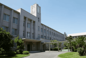 まずはじめにこちらの画像ですが松本人志さんの娘の画像ではありません。 というのも、この画像が唯一松本人志さんの娘？と広まっている画像ですが、2015年1月1日に放送の「ワイドナショー 元旦SP」でキッパリと本人の口から否定されています なので、この画像はデマであり、2021年現在では顔は公開されていません。